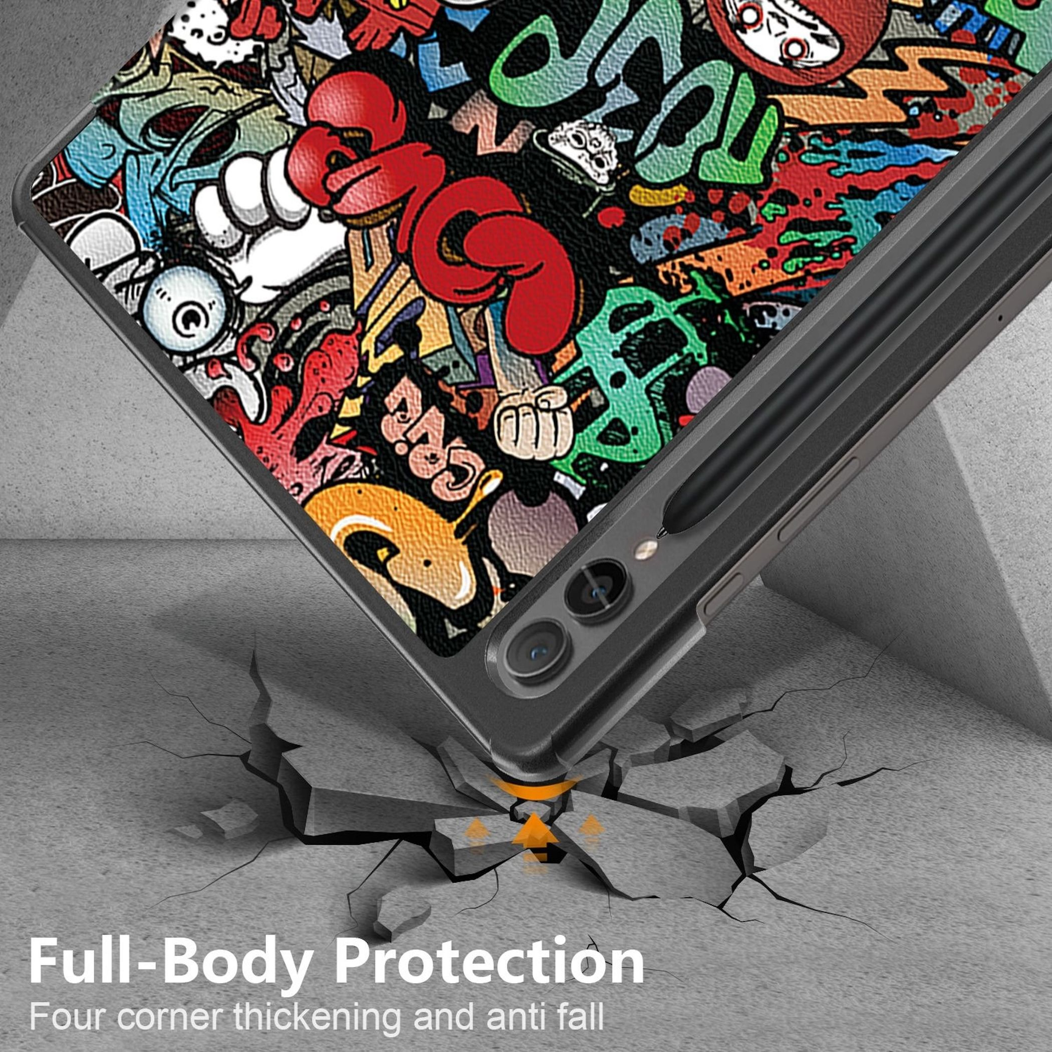 Una funda de teléfono con diseño de graffiti sobre una superficie agrietada. La funda es negra.
