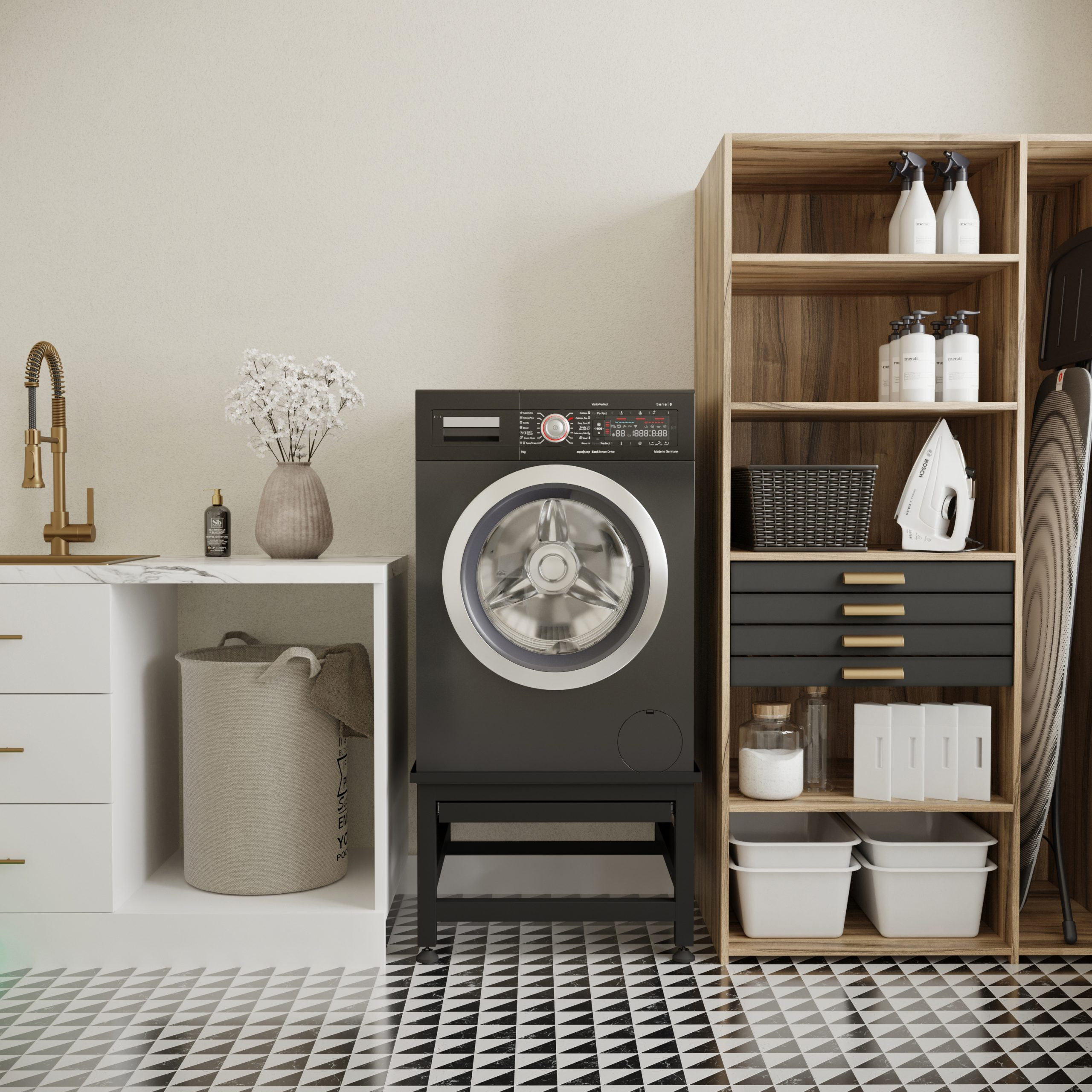 Wasruimte met wasmachine, kasten, gootsteen en strijkplank. Zwart-wit patroonvloer.