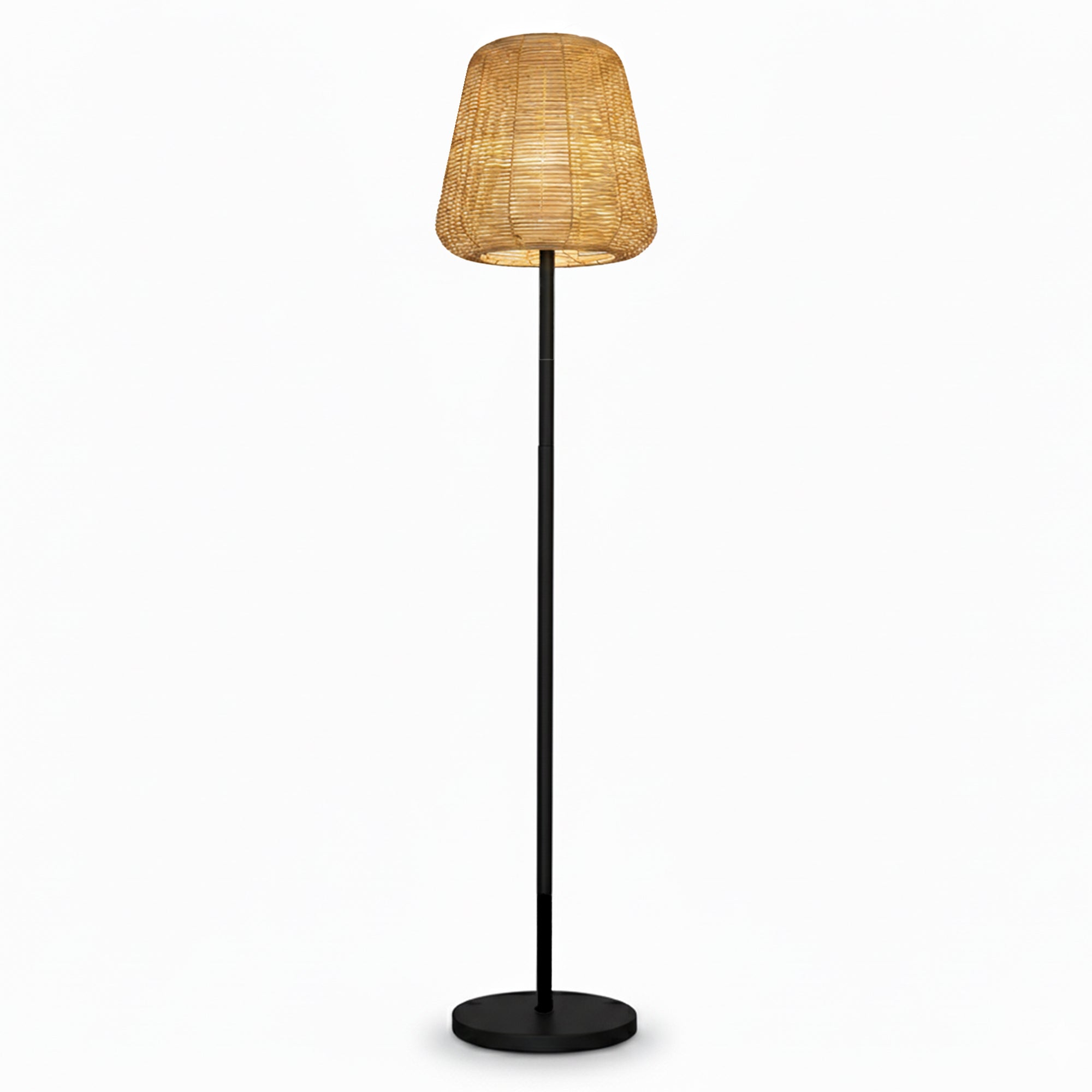 Eine Stehlampe mit gewebtem Lampenschirm und schwarzem Metallständer. Der Hintergrund ist weiß.