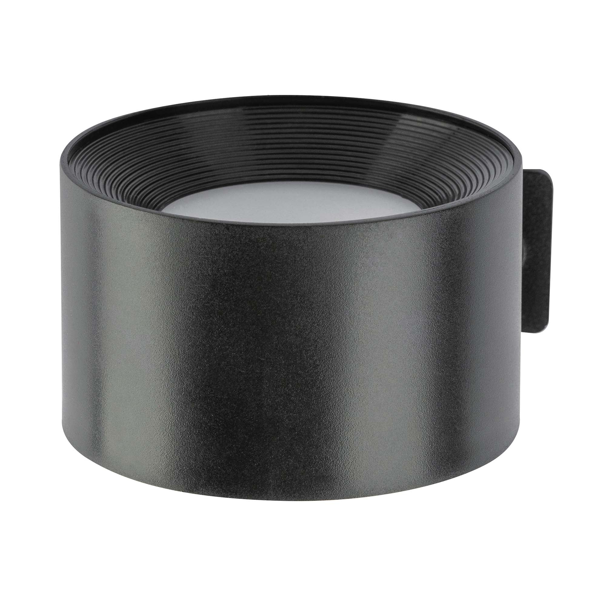 Eine schwarze Objektivsonnenblende. Sie hat eine zylindrische Form mit geripptem Innenraum und einer Befestigungslasche an der Seite. Weißer Hintergrund.