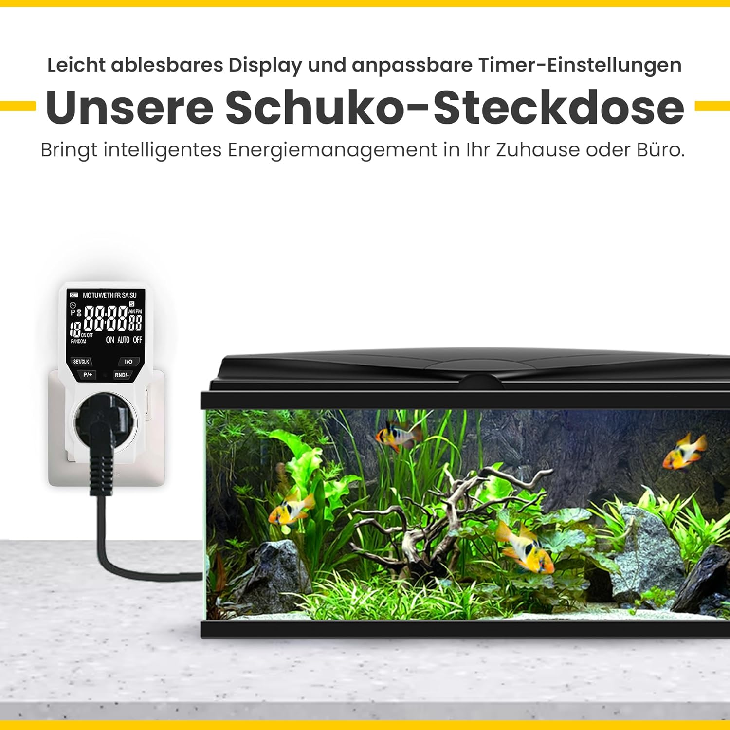 Eine weiße Steckdose mit digitalem Timer ist an ein Aquarium angeschlossen. Das Aquarium ist mit Fischen und Pflanzen gefüllt.
