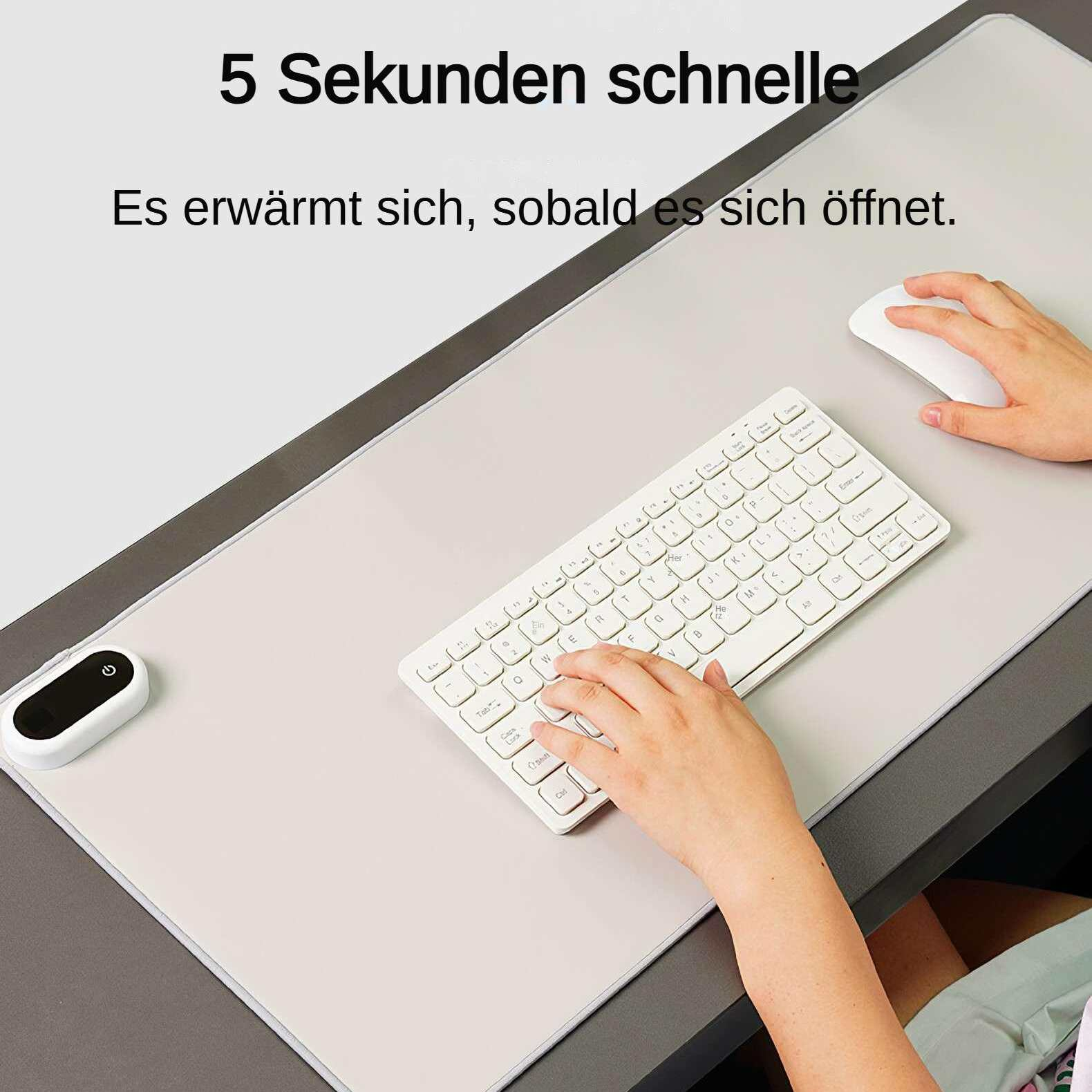 Eine weiße Tastatur und Maus auf einem hellgrauen Pad. Eine Hand tippt. Text auf Deutsch steht oben.