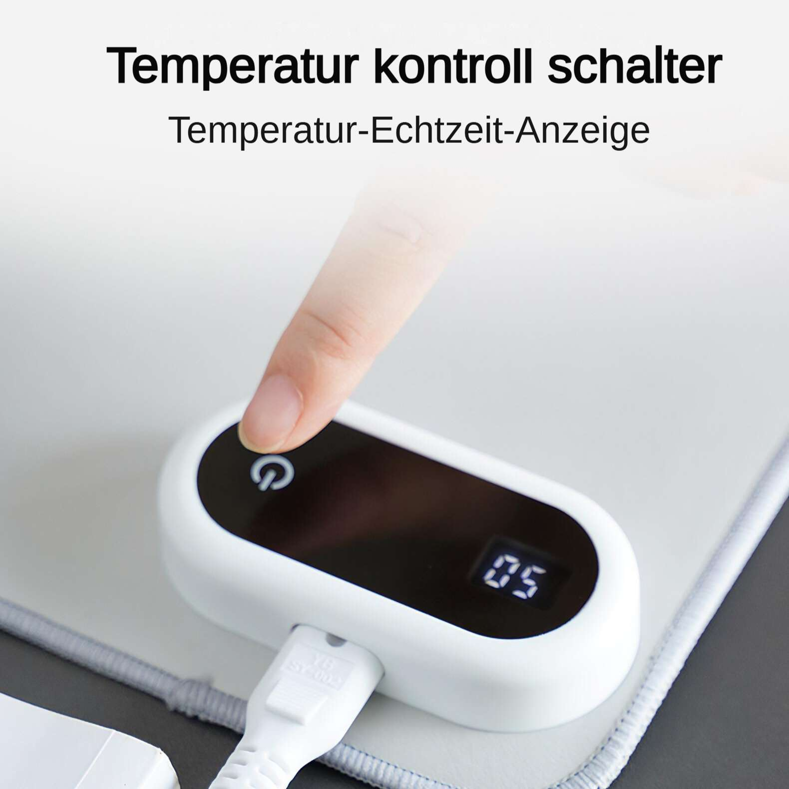 Ein Finger drückt eine Ein-/Aus-Taste auf einem weißen Temperaturregler. Ein Display zeigt '05'.