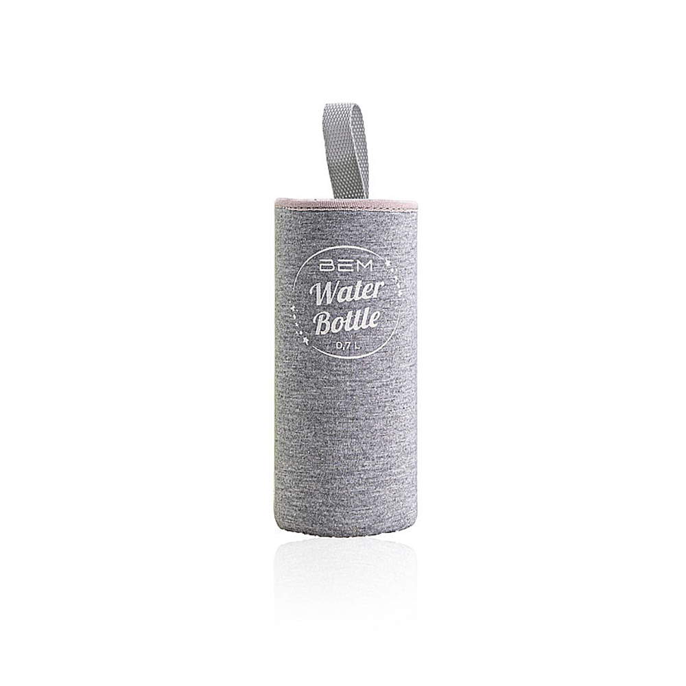 Grauer Wasserflaschenhalter mit Schlaufengriff. Aufschrift: 'Water Bottle 0.7L'.