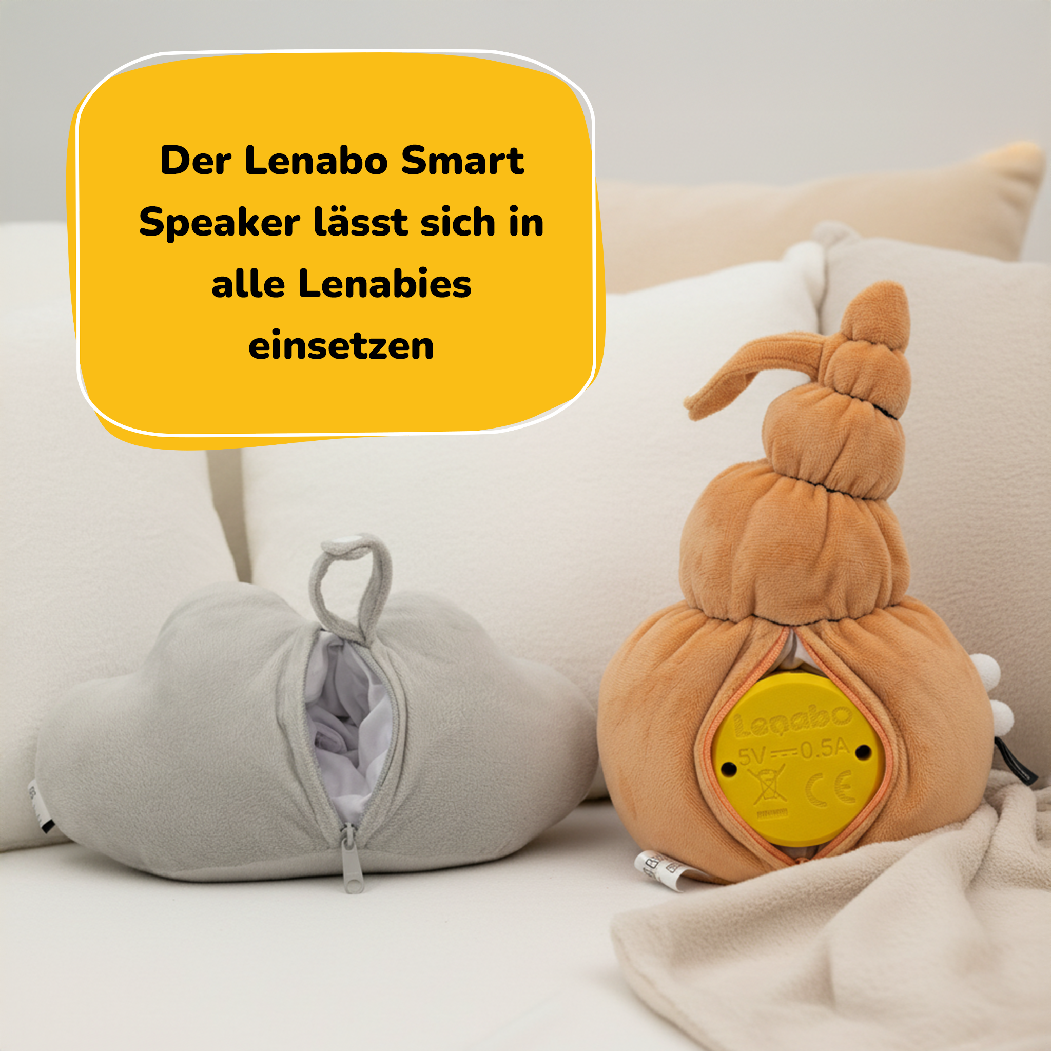 Zwei Plüschtiere, eines wolkenförmig, das andere orange. Ein gelbes Schild sagt, der Lautsprecher kann in allen Lenabies verwendet werden.