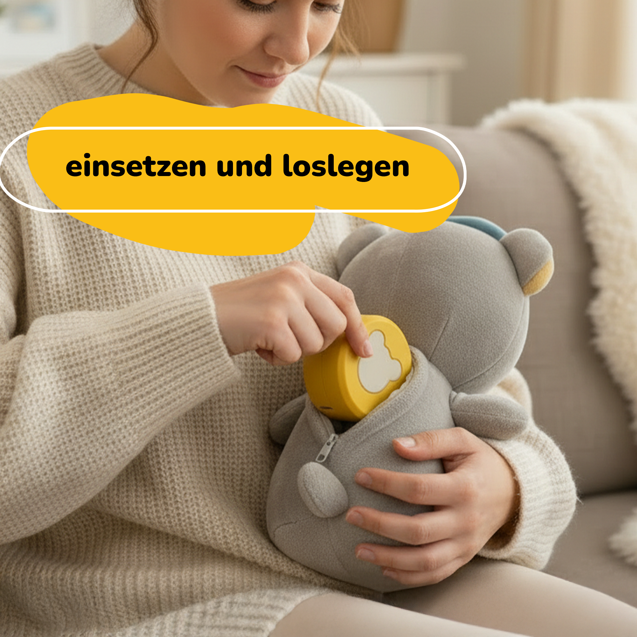 Eine Frau steckt ein gelbes Objekt in einen grauen Teddybären auf einer Couch. Der Text lautet: 'einsatzen und loslegen'.