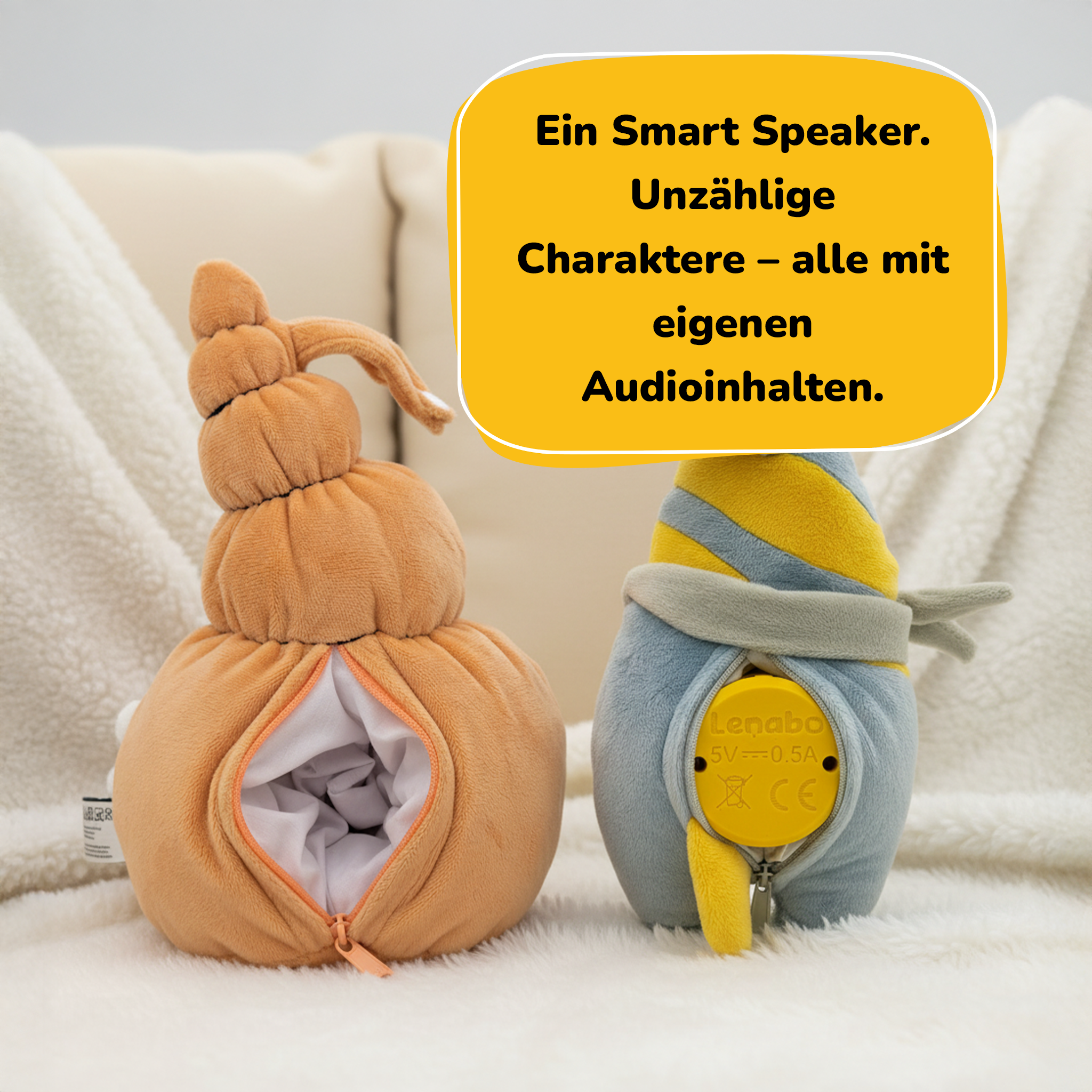 Zwei Plüschtiere, eines orangefarben mit Reißverschluss, das andere blau und gelb, auf weißer, flauschiger Oberfläche.