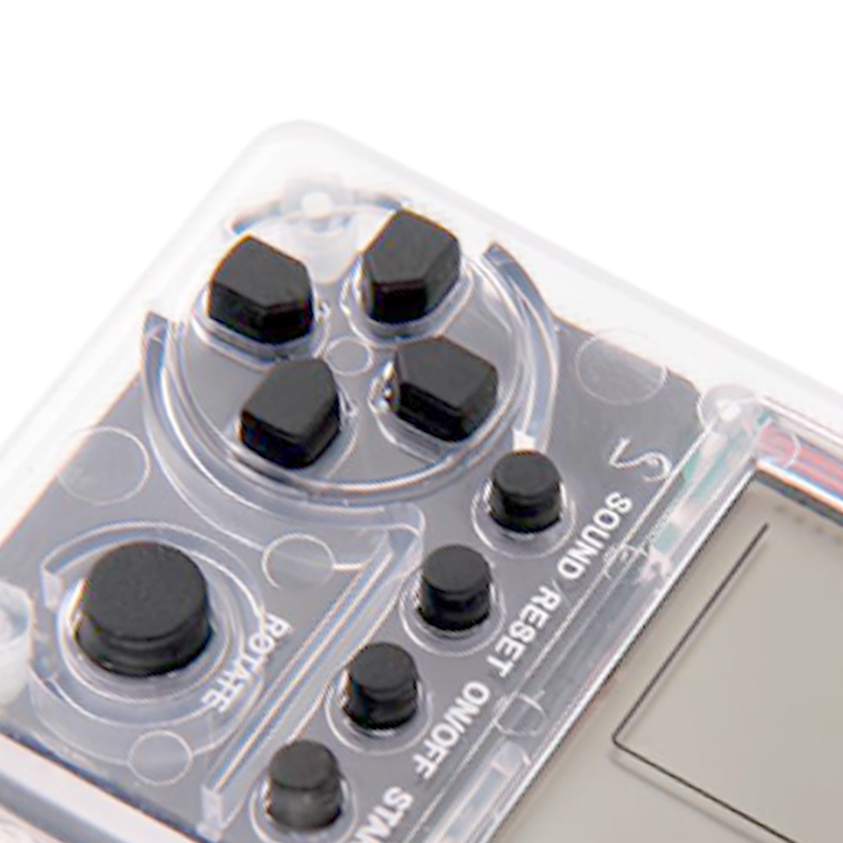 Nahaufnahme einer Handheld-Spielkonsole. Durchsichtiges Kunststoffgehäuse mit schwarzen Knöpfen, darunter Steuerkreuz und Aktionstasten. Text: 'SOUND, RESET, ON/OFF'.