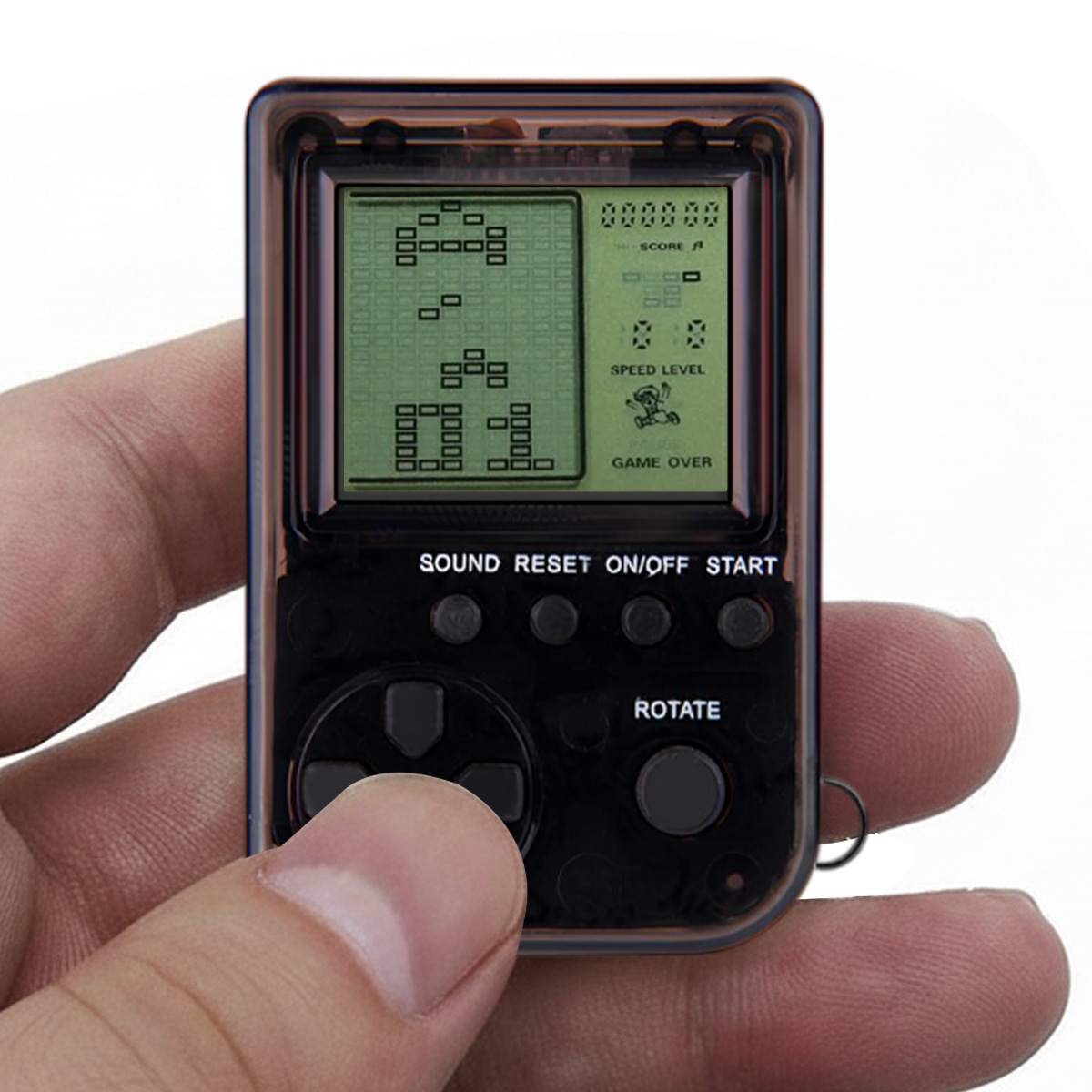 Hand hält eine schwarze Retro-Handheld-Konsole. Der Spielbildschirm zeigt Tetris-ähnliche Blöcke. Tasten sind D-Pad, Drehen und Start.