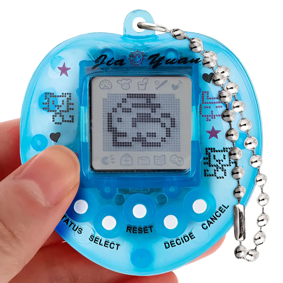 Eine Hand hält ein blaues, Tamagotchi-ähnliches digitales Haustier mit Kette. Der Bildschirm zeigt einen verpixelten Charakter. Knöpfe: Status, Select, Reset, Decide, Cancel.