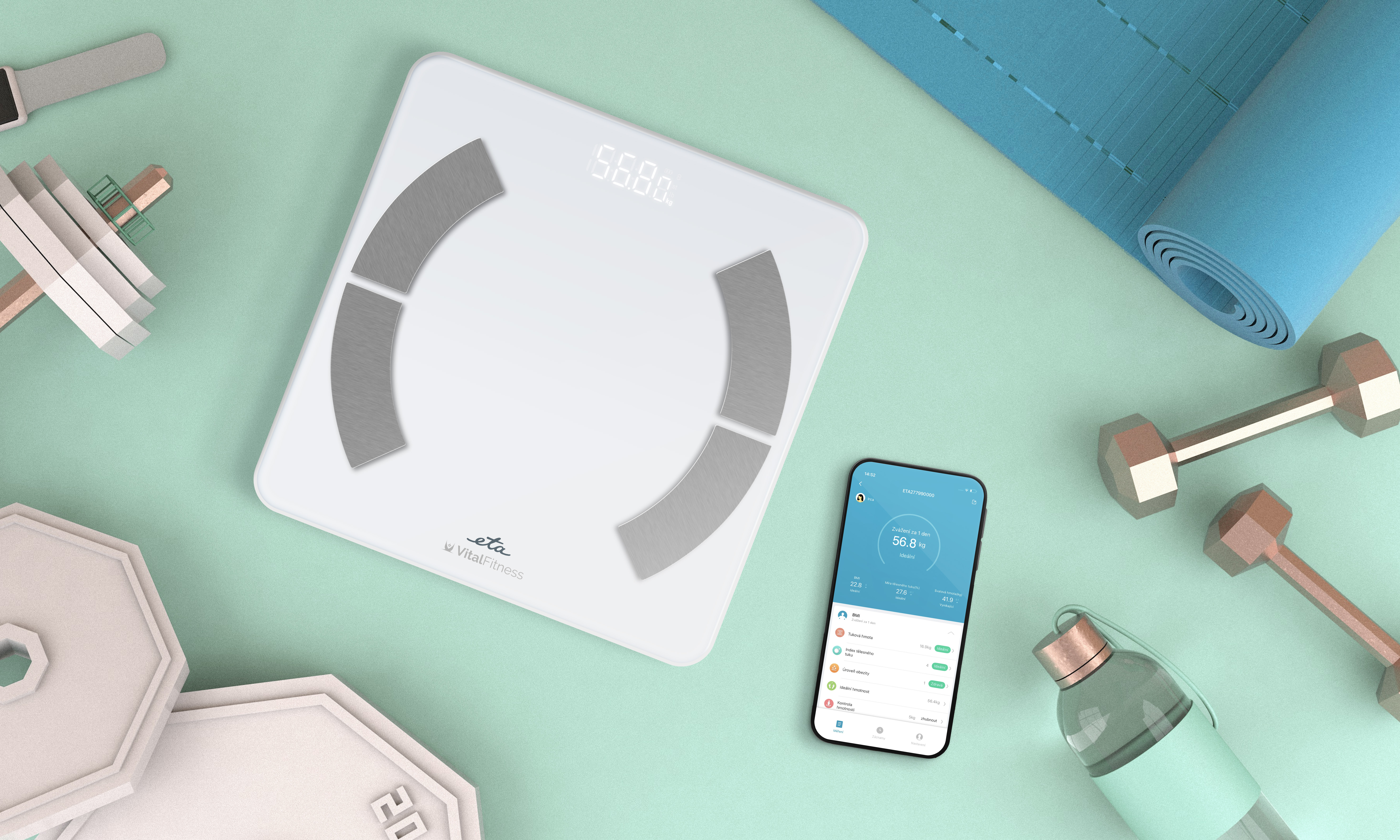 Weiße Waage, Telefon, Gewichte und Wasserflasche auf grünem Untergrund. Die Waage zeigt 56,80 an.