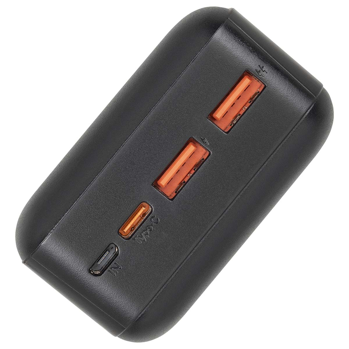 Un power bank nero con tre porte USB arancioni e una porta Type-C, etichettata 'IN'. La parte superiore ha due porte USB.