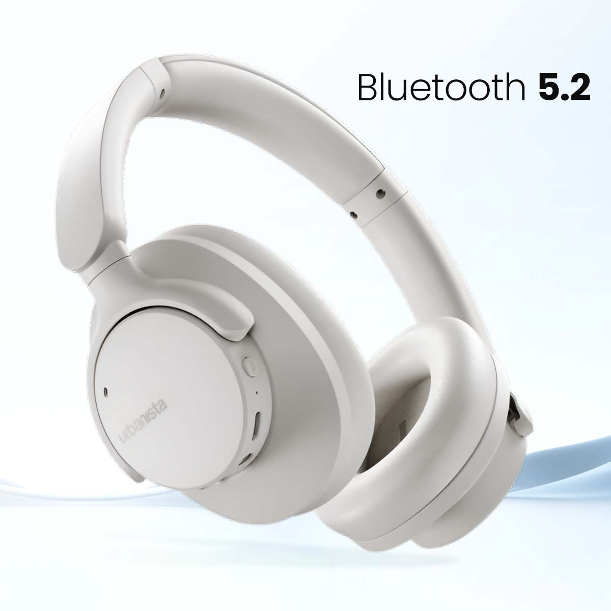 Białe słuchawki Urbanista Bluetooth 5.2 pochylone w prawo. Nazwa marki widoczna na nauszniku. Tekst 'Bluetooth 5.2' obecny.