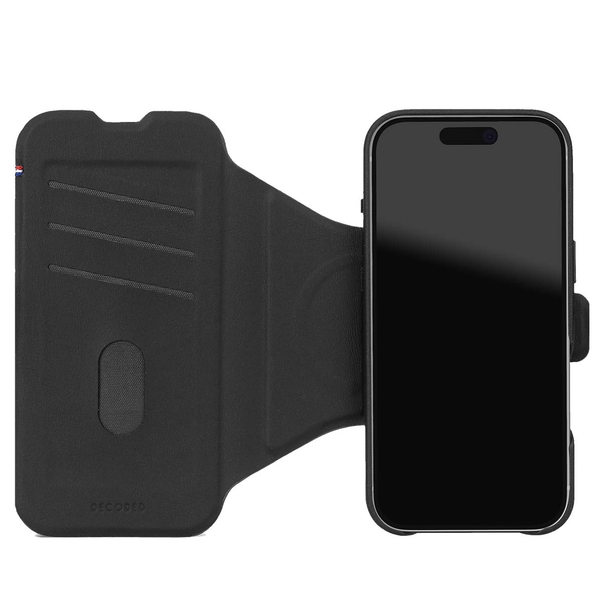 Schwarzes Smartphone mit schwarzer Lederhülle. Hülle offen, Telefon sichtbar. Hülle hat Kartenfächer und 'DECODED' gedruckt.