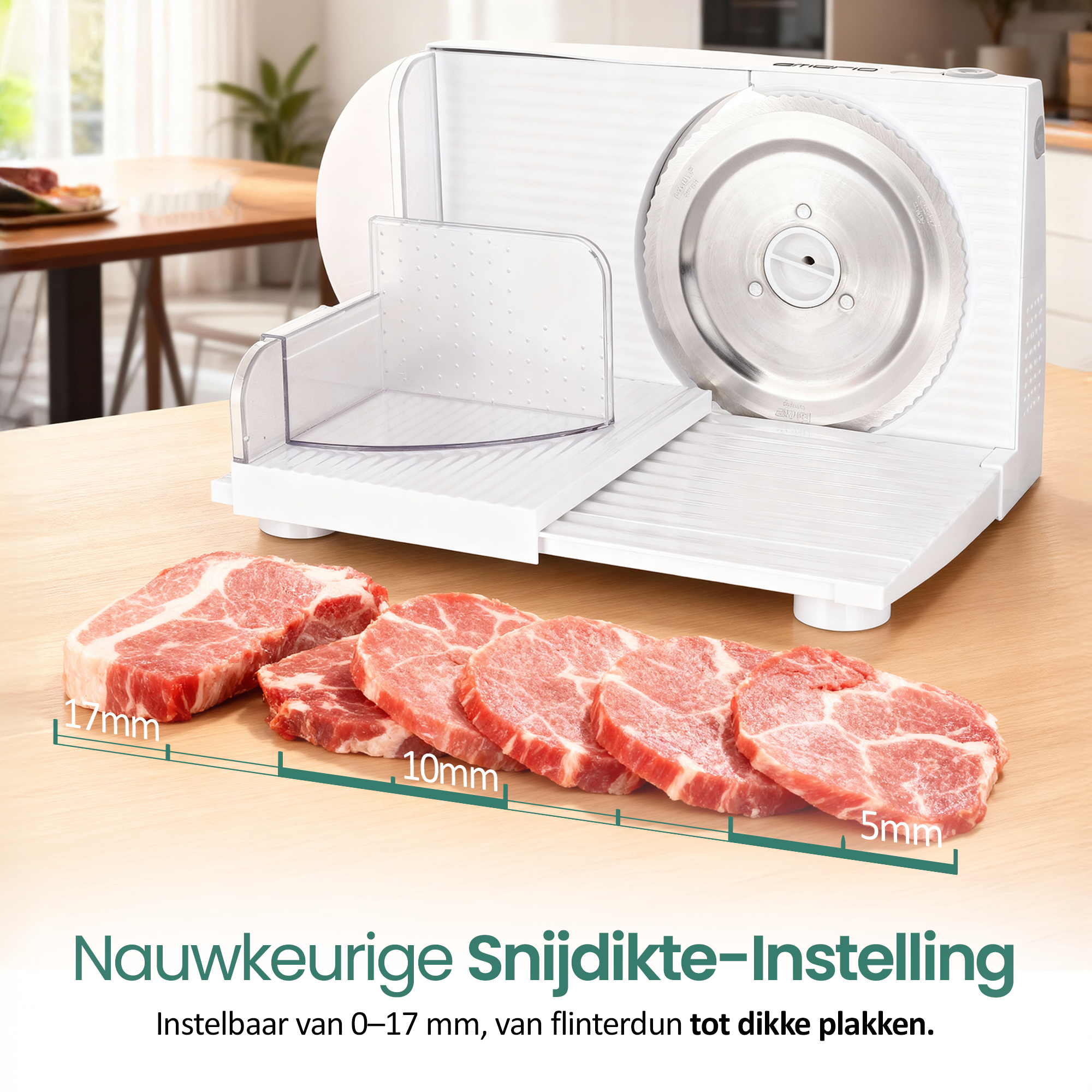 Een witte vleessnijmachine met een roestvrijstalen mes. Gesneden vlees op hout, met maatindicatoren.