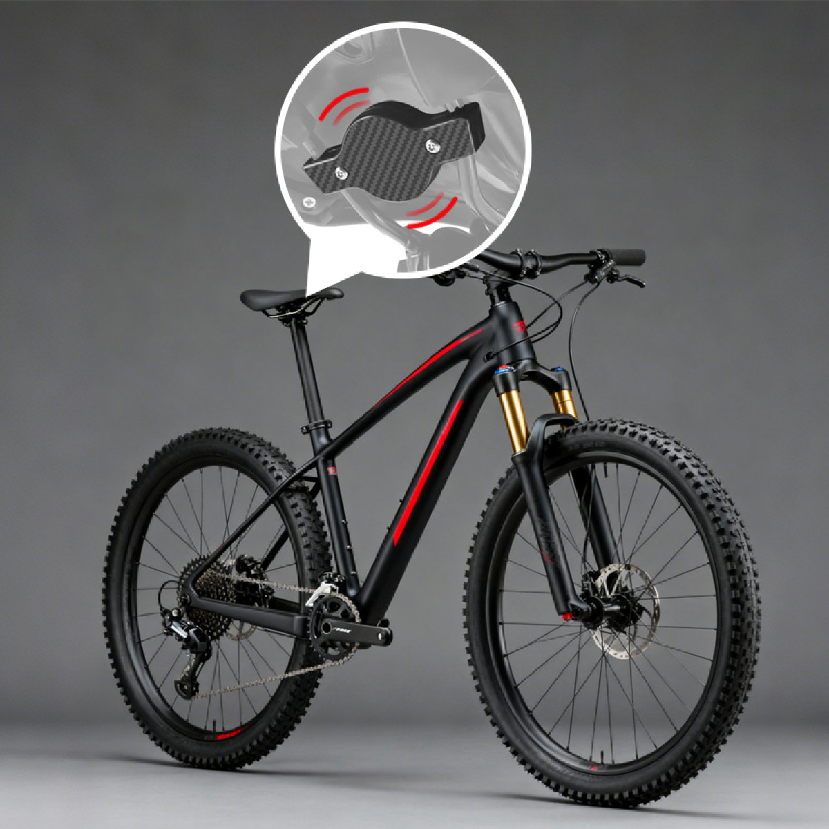 Czarny rower górski z czerwonymi akcentami i komponentem z włókna węglowego. Szare tło. Skupienie na szczegółach roweru.