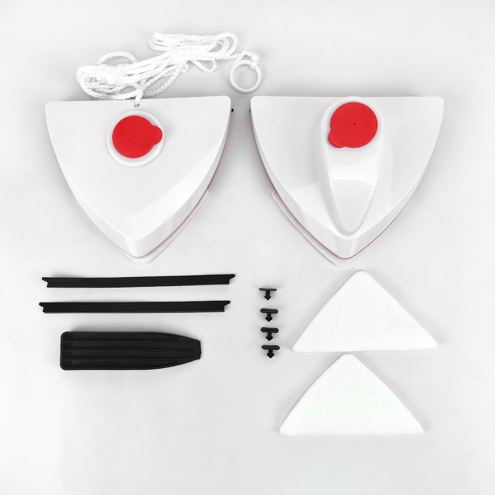 Kit de nettoyage de vitres avec deux parties triangulaires blanches avec boutons rouges, pièces en caoutchouc noires et tampons blancs sur fond blanc.