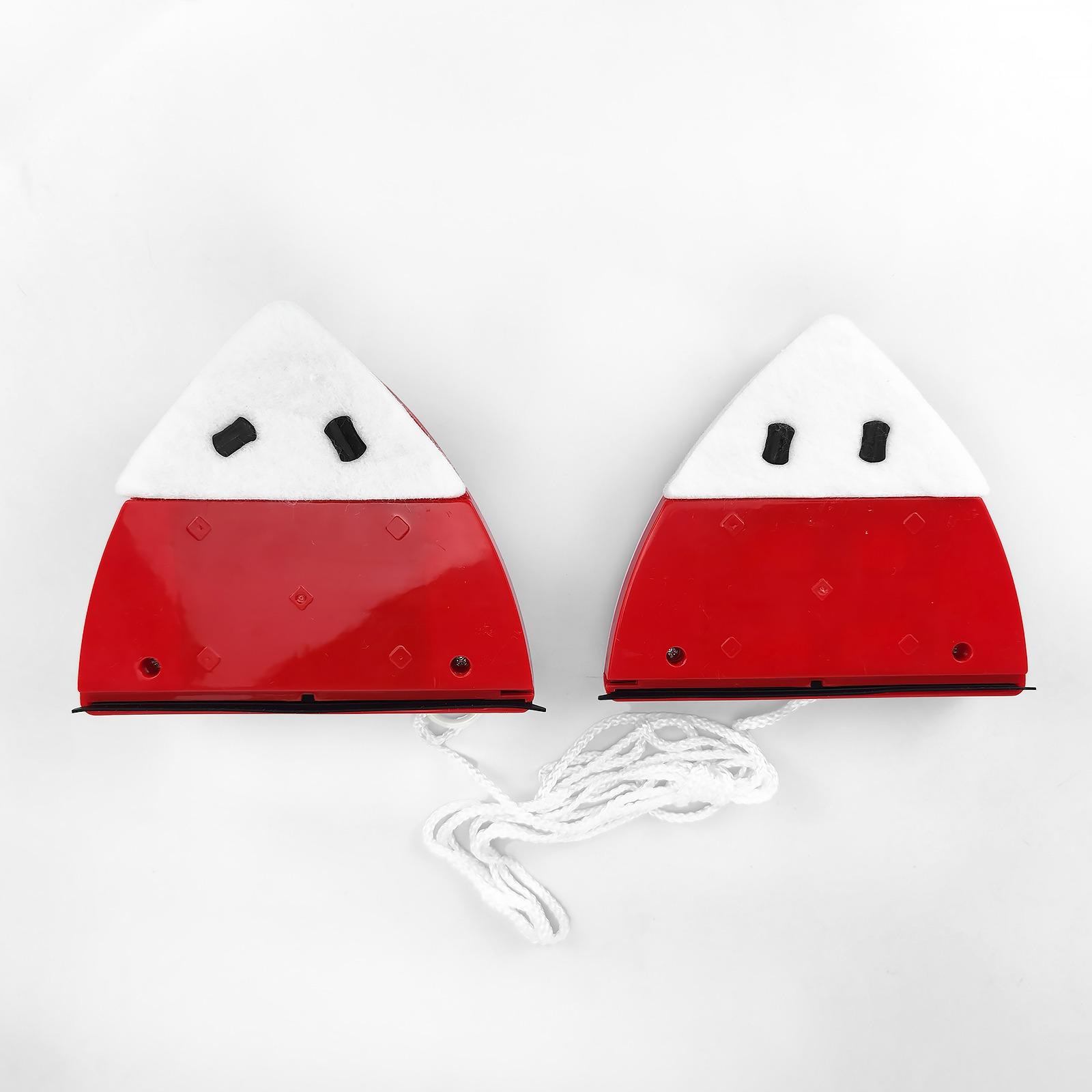 Deux nettoyants pour vitres rouges et blancs. Chacun a un dessus blanc avec des rectangles noirs et un bas rouge. Cordon blanc.