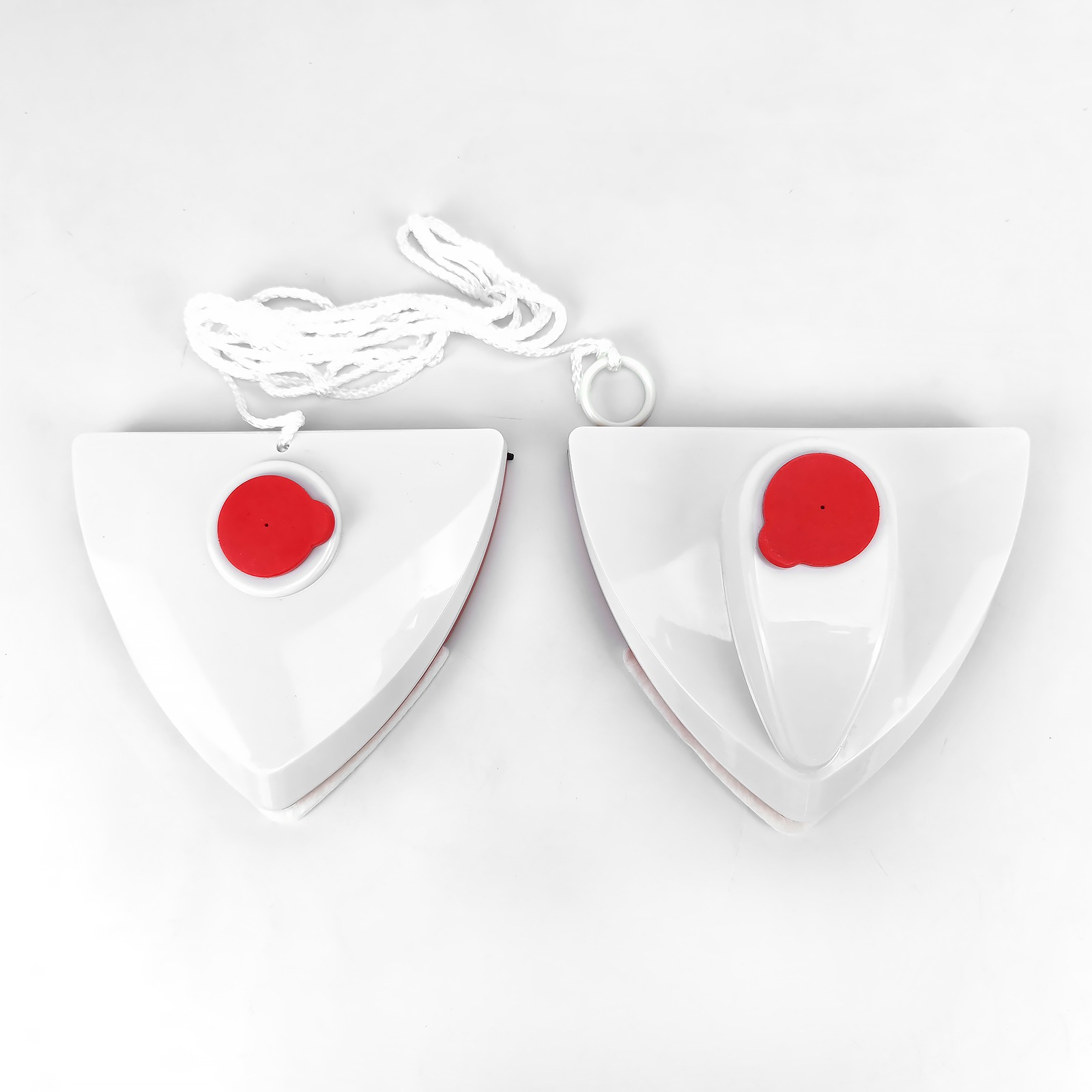 Deux nettoyeurs de vitres blancs avec des boutons rouges et des cordes blanches. L'un a un anneau.