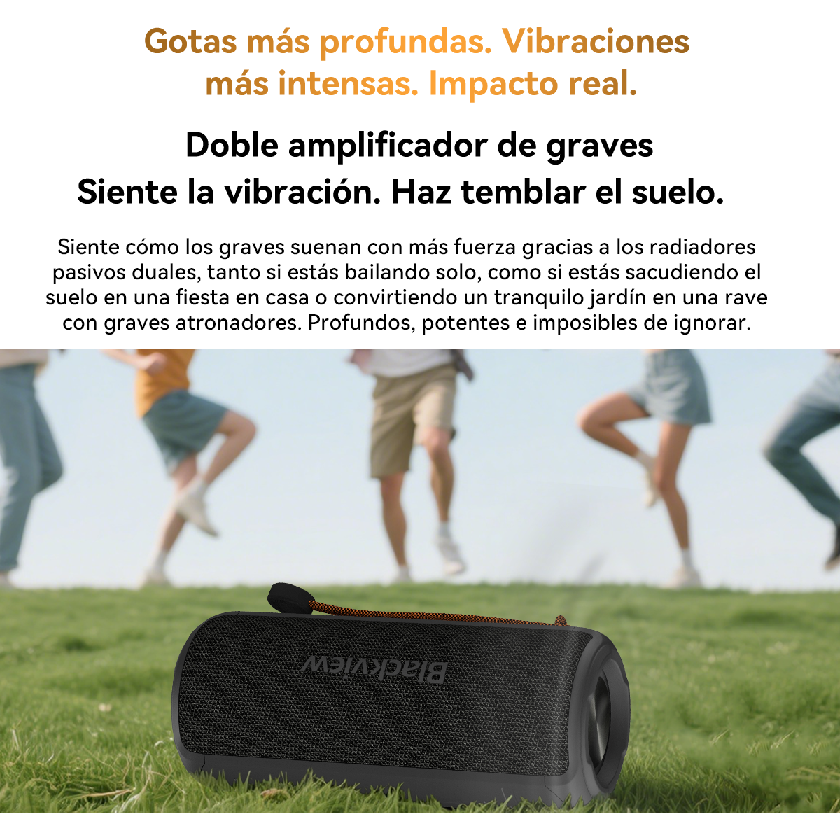 Un altavoz negro sobre hierba con gente bailando al fondo. El texto anuncia graves profundos y un sonido potente.
