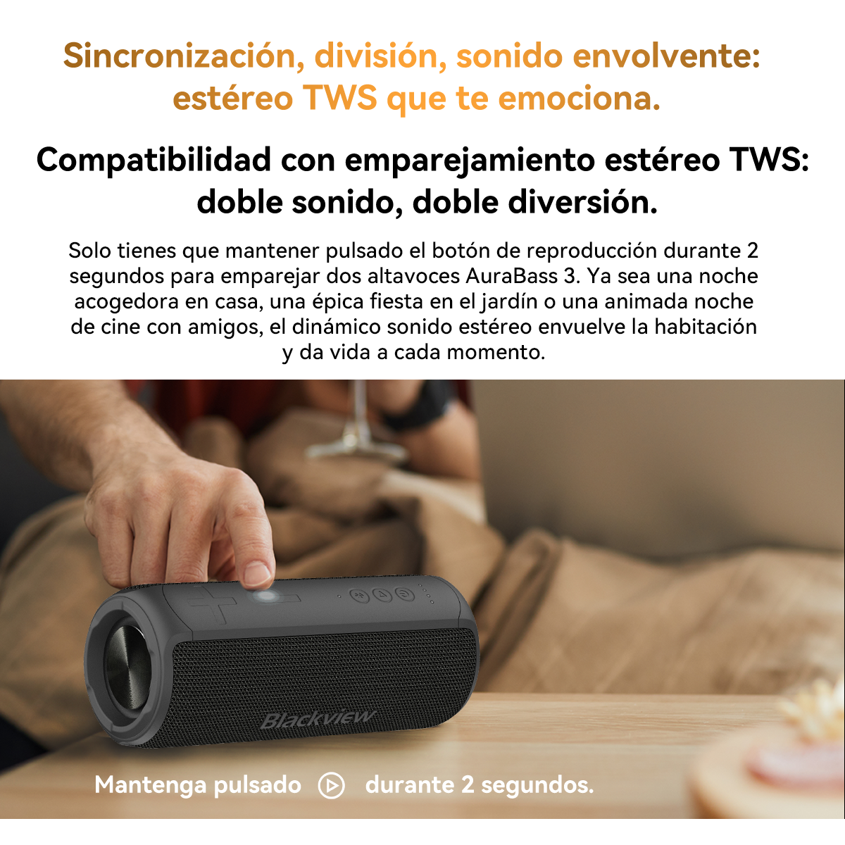 Una mano presiona un botón en un altavoz negro Blackview. Texto sobre sonido estéreo arriba. Mesa de madera.