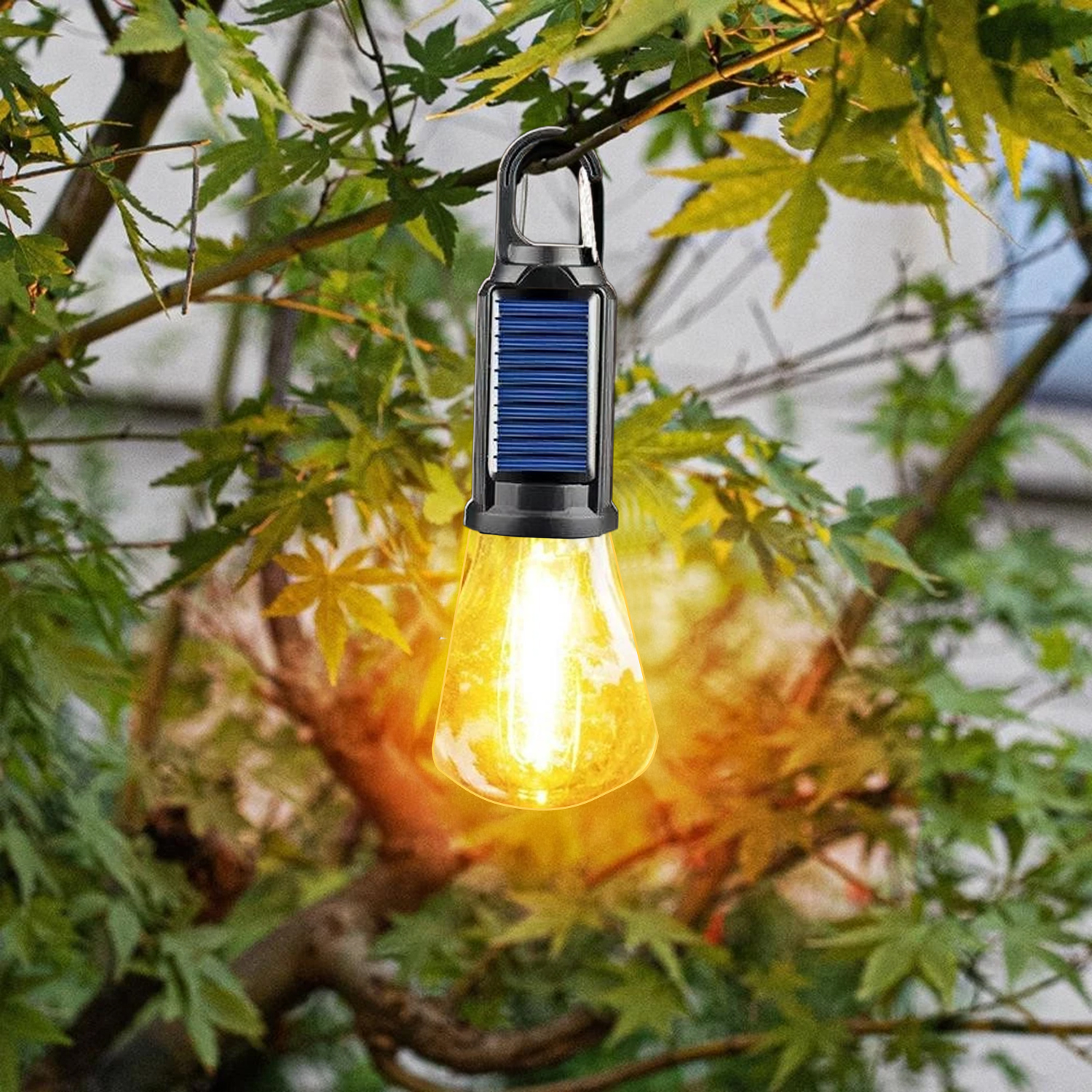 Una lampadina a energia solare appesa a un ramo, circondata da foglie verdi. La lampadina è accesa e proietta un bagliore caldo.