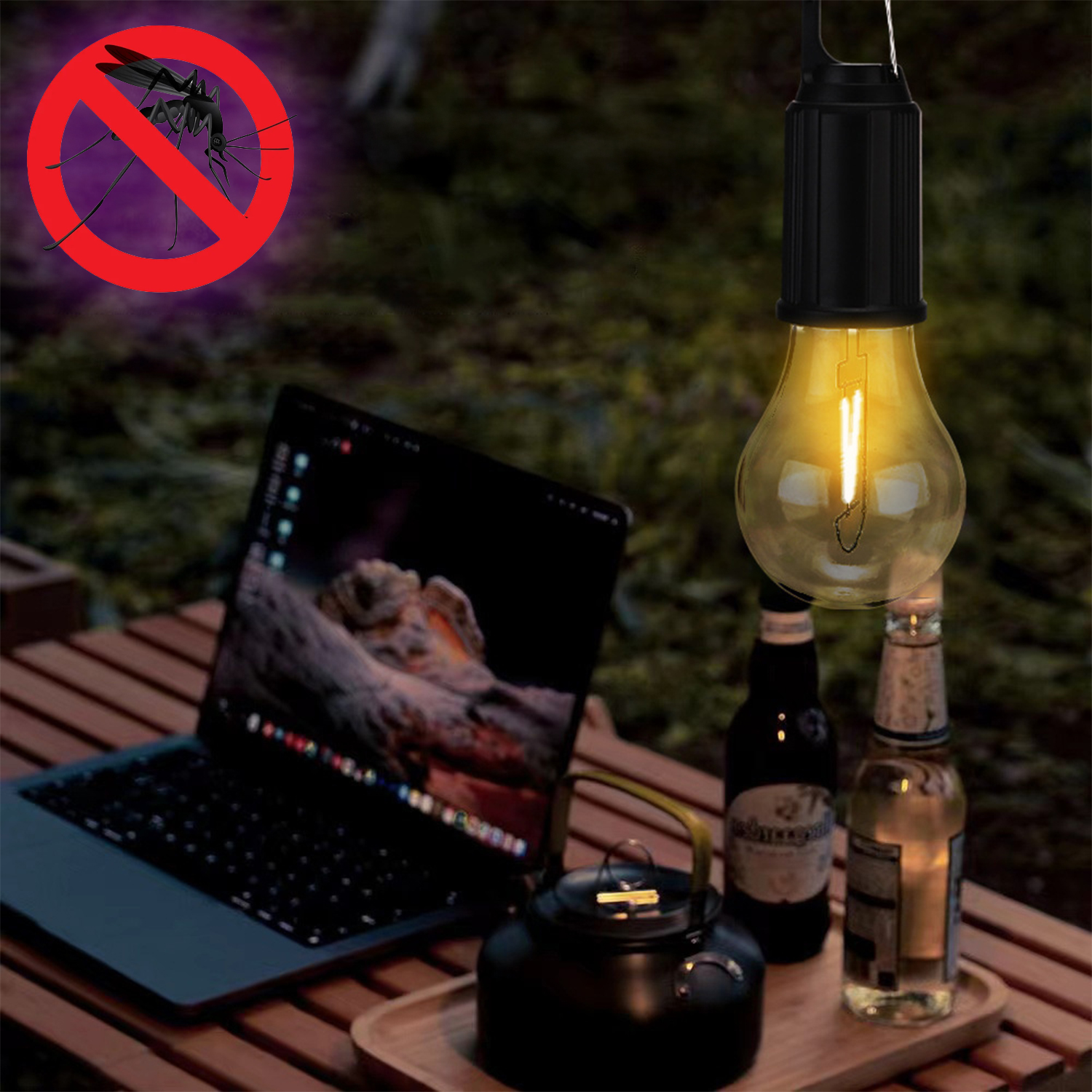 Un laptop, una lampadina e bottiglie sono su un tavolo di legno. Un cartello di una zanzara con un segnale di divieto rosso è visibile.
