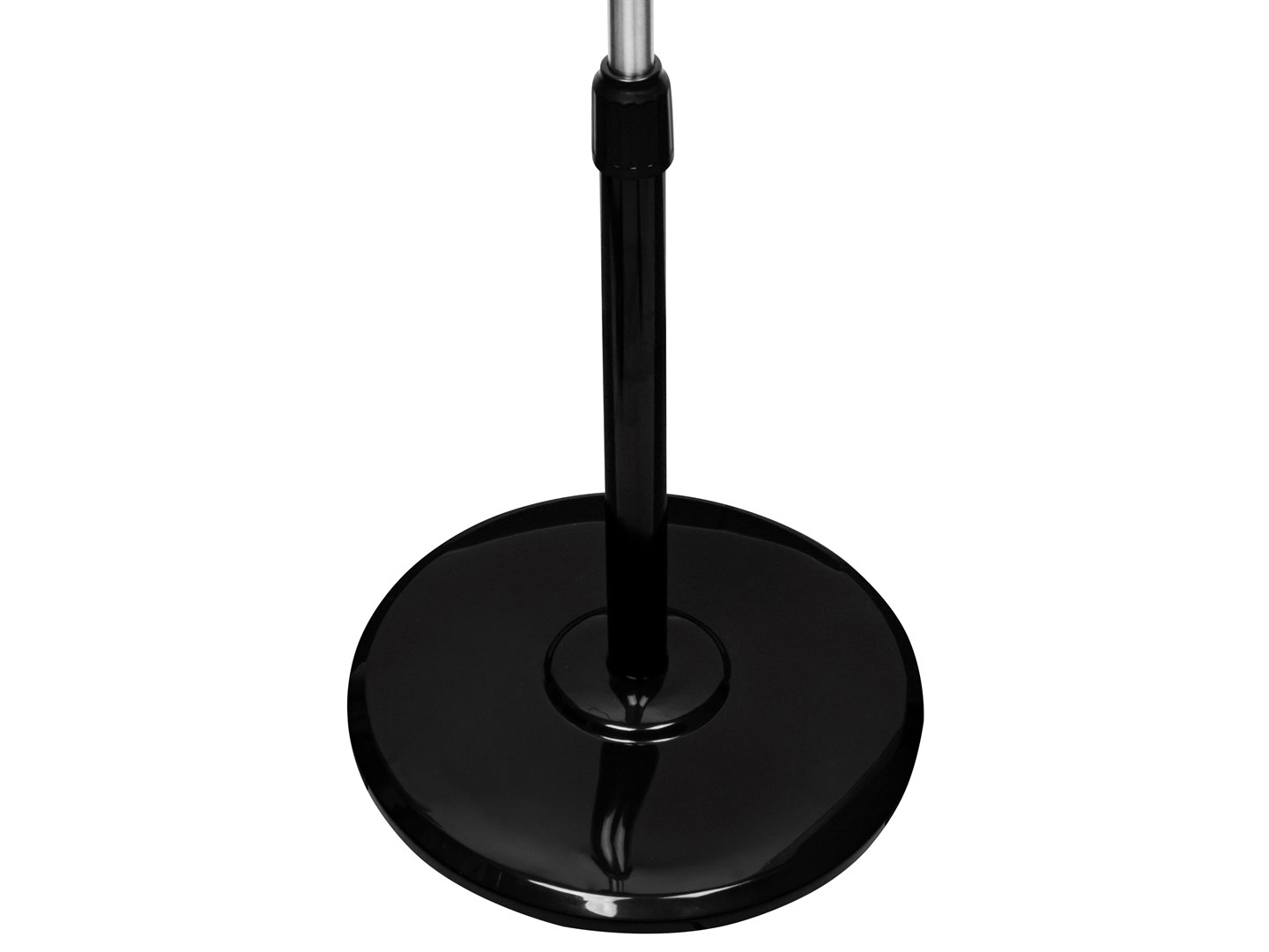 Czarny statyw mikrofonowy z okrągłą podstawą. Statyw jest błyszczący i odbija światło. Tło jest białe.