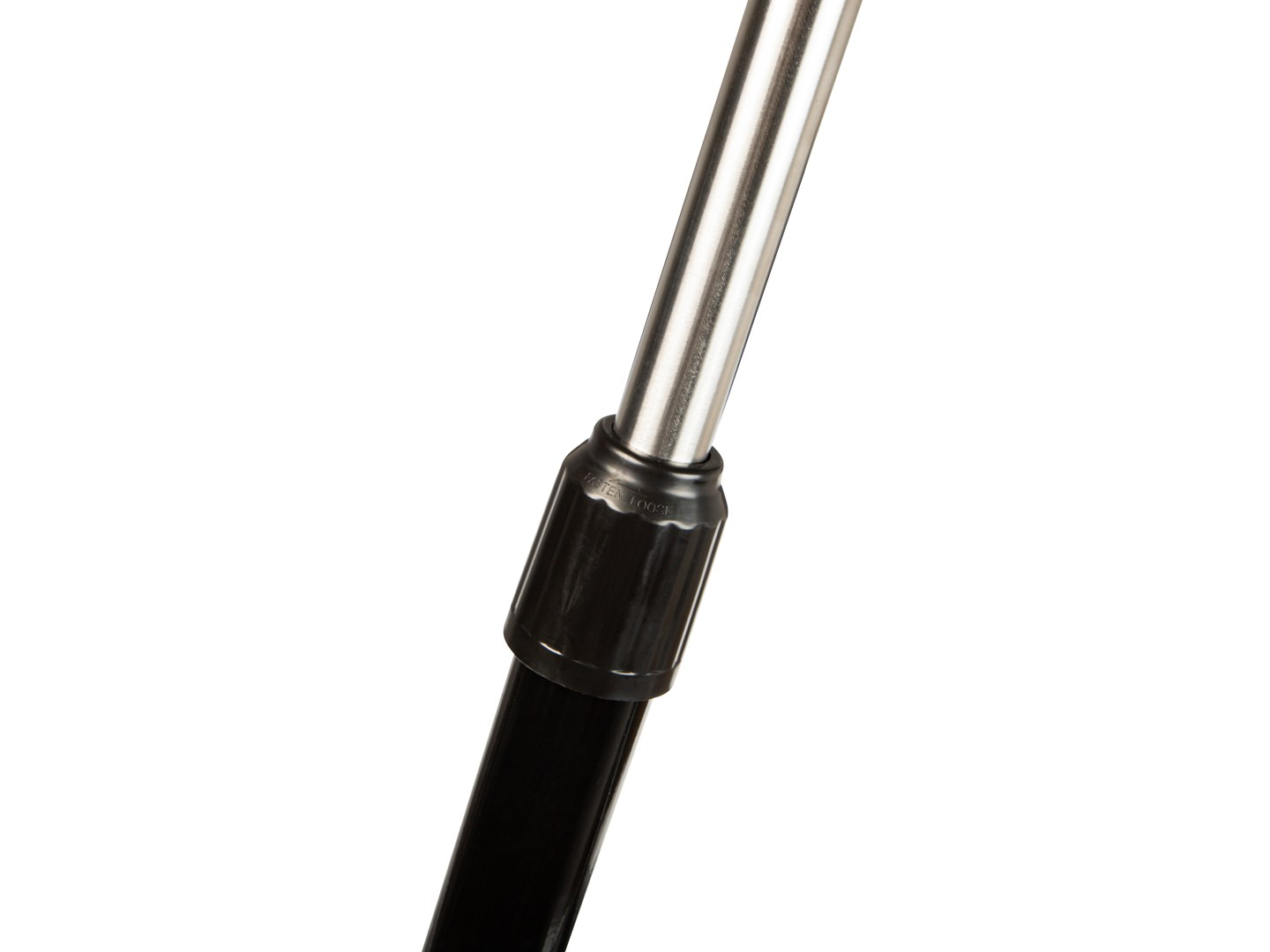 Zbliżenie czarnego i srebrnego słupa. Górna część jest srebrna, dolna czarna, połączone czarnym przegubem.