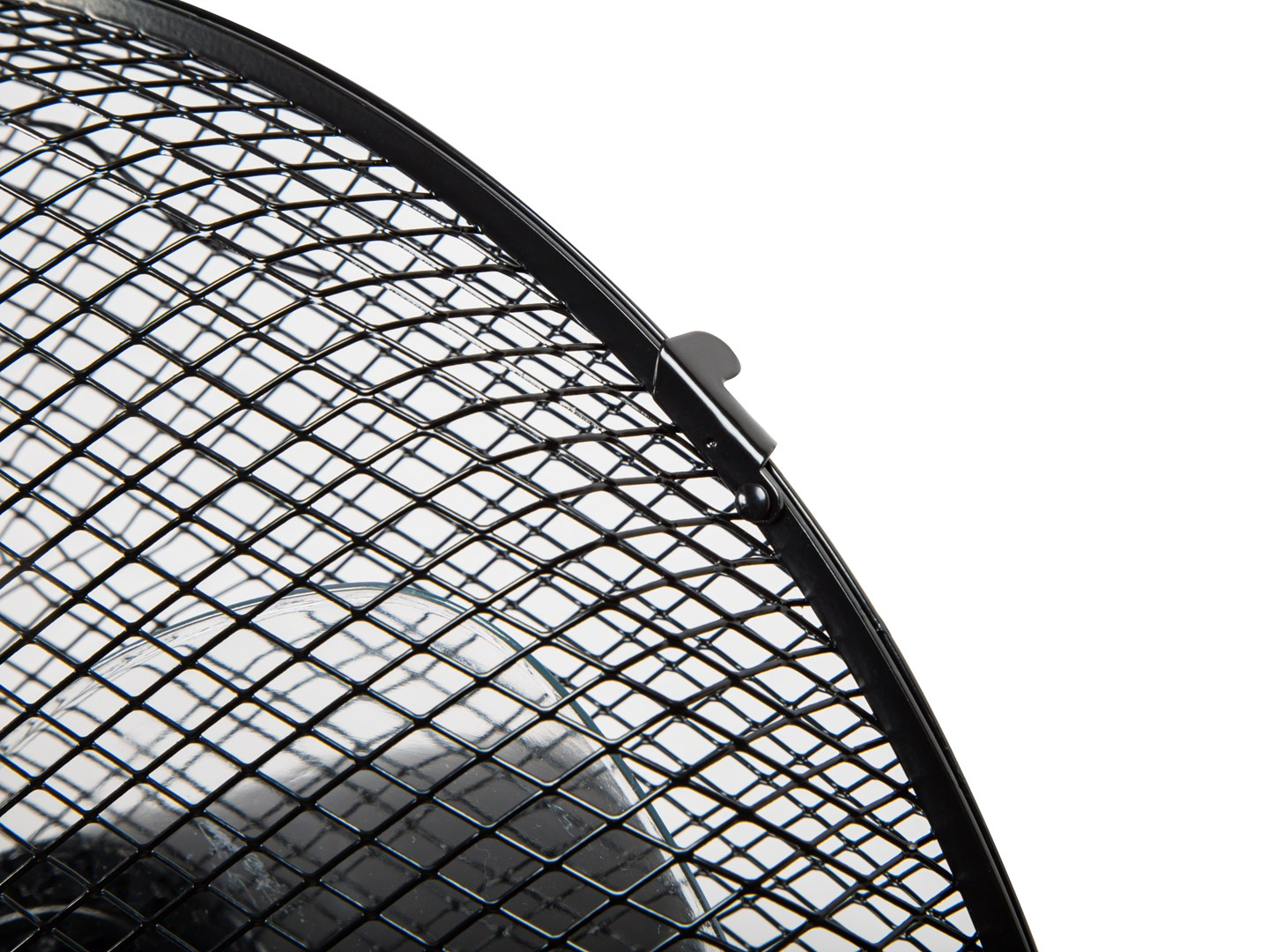 Zbliżenie czarnej metalowej osłony wentylatora. Osłona ma wzór kratki w kształcie rombu, z białym tłem.