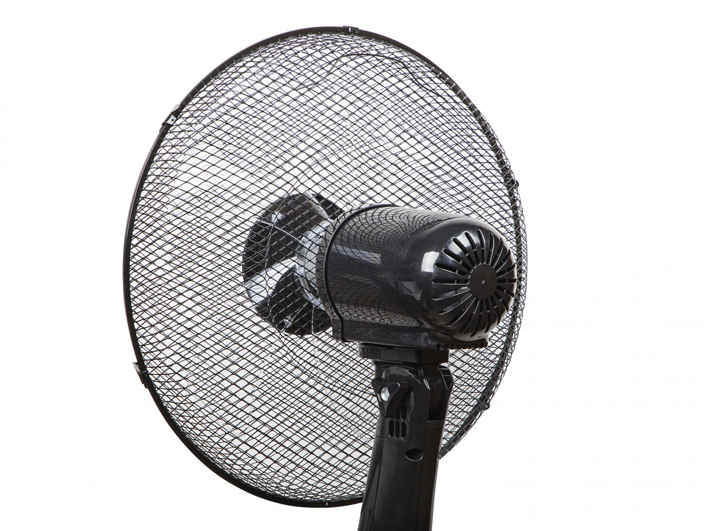 Czarny wentylator elektryczny na białym tle. Posiada siatkę ochronną i czarną obudowę silnika. Podstawa i stojak również są czarne.