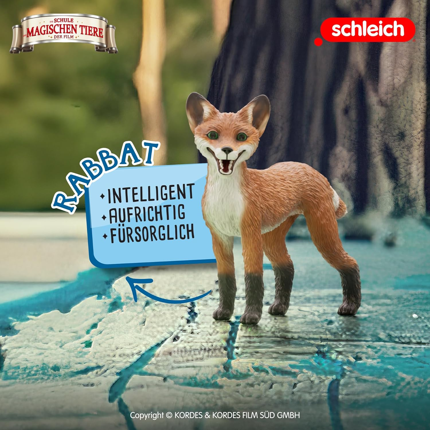 Zabawkowa lis z pomarańczowym i białym futrem stoi na powierzchni. Tekst zawiera 'Rabbat' i przymiotniki. Widoczne logo Schleich.