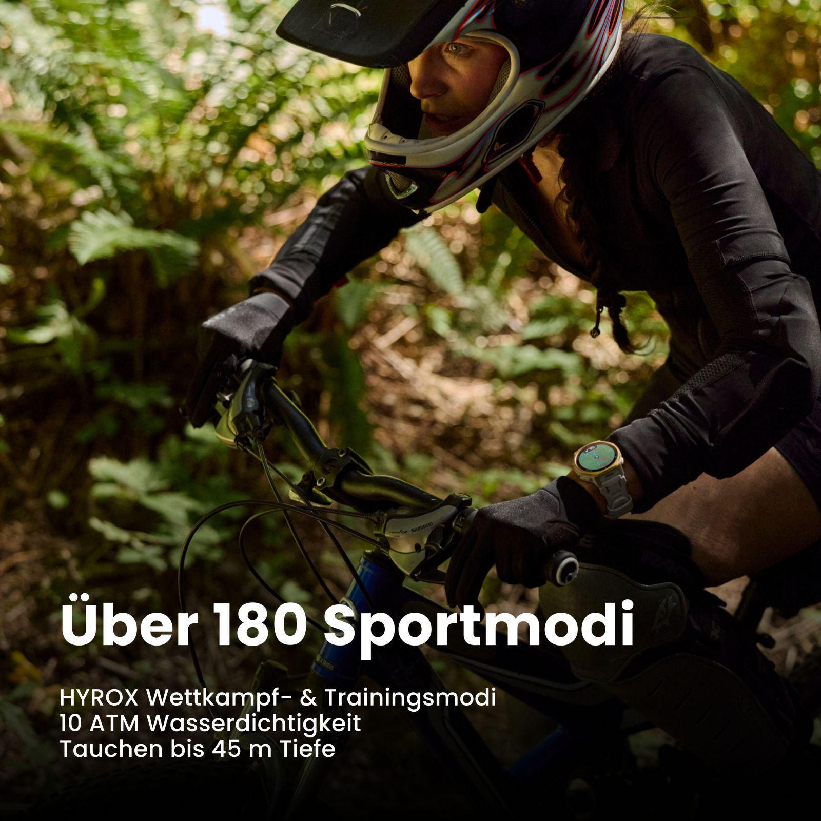 Kolarz w kasku i rękawicach jedzie na rowerze. W tle drzewa.