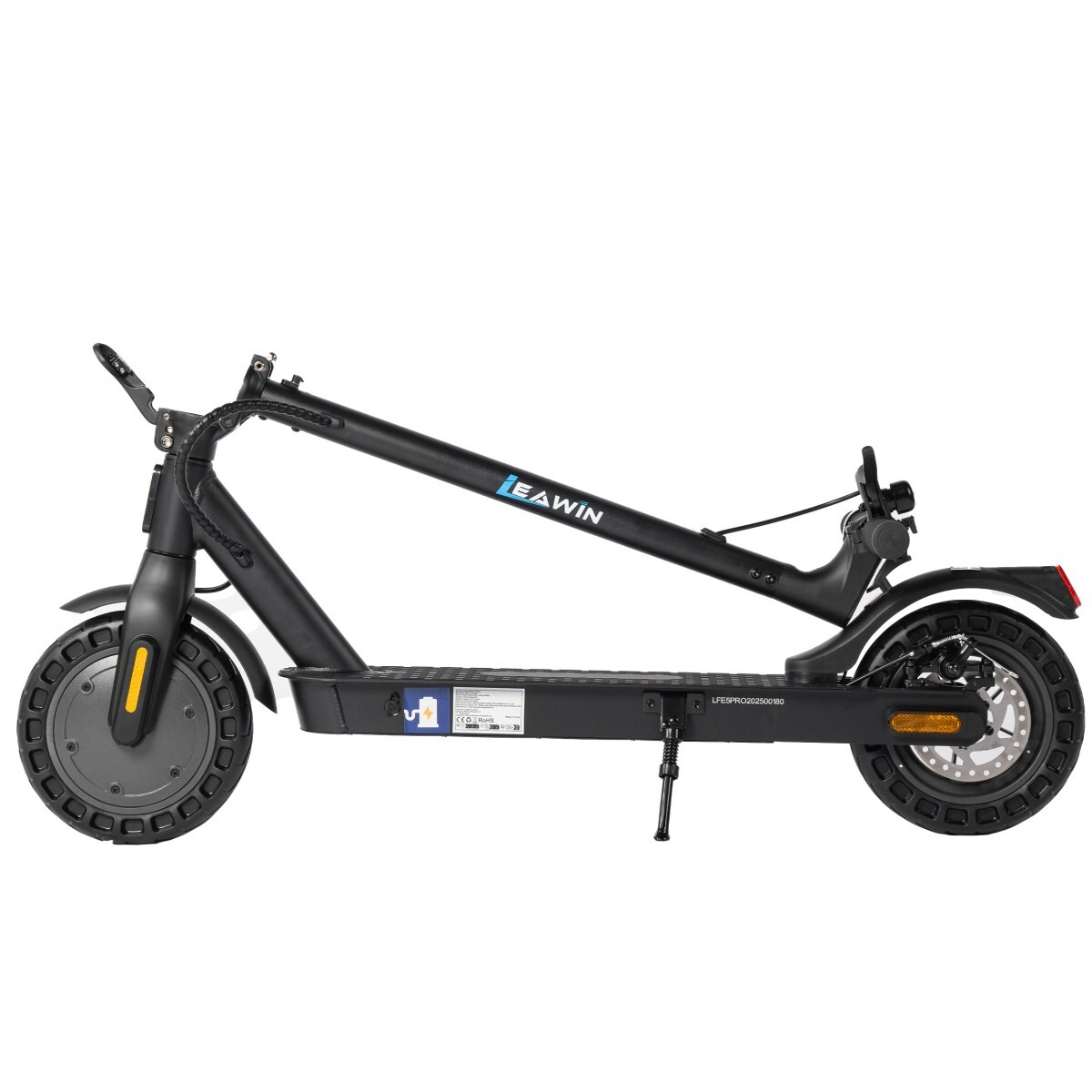 Czarna hulajnoga elektryczna z nazwą EAWIN na kierownicy. Jest na białym tle, pokazując swój profil boczny.