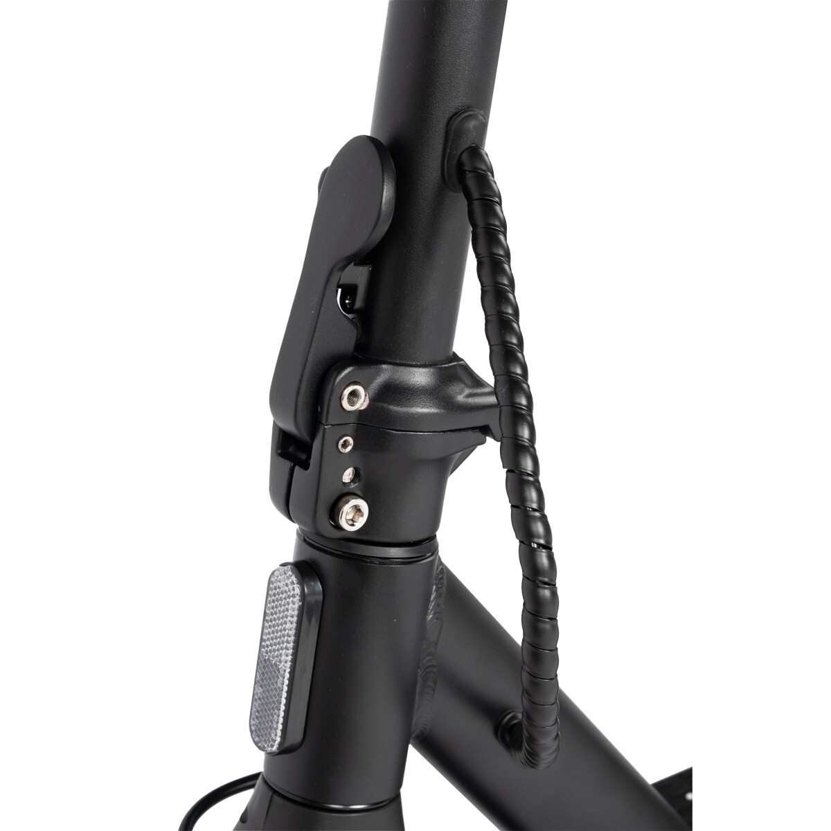 Zbliżenie mechanizmu składania czarnej hulajnogi. Widoczna dźwignia i element odblaskowy. Czarny kabel owija się wokół.