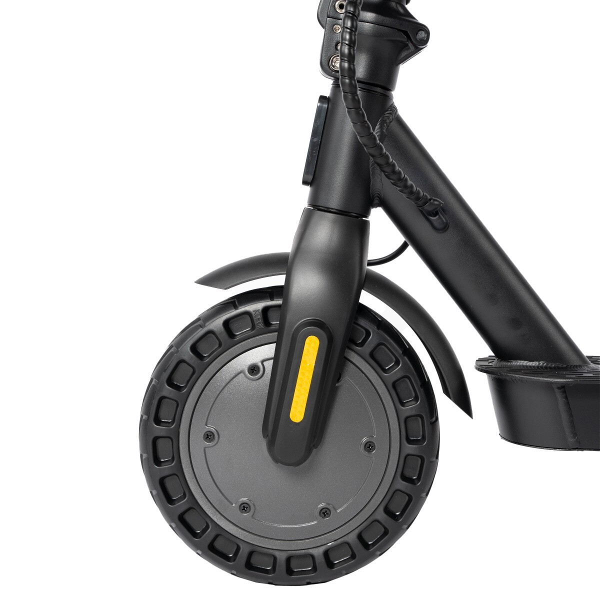 Zbliżenie czarnej hulajnogi elektrycznej. Widoczne przednie koło i zawieszenie. Żółty odblask znajduje się na widelcu.