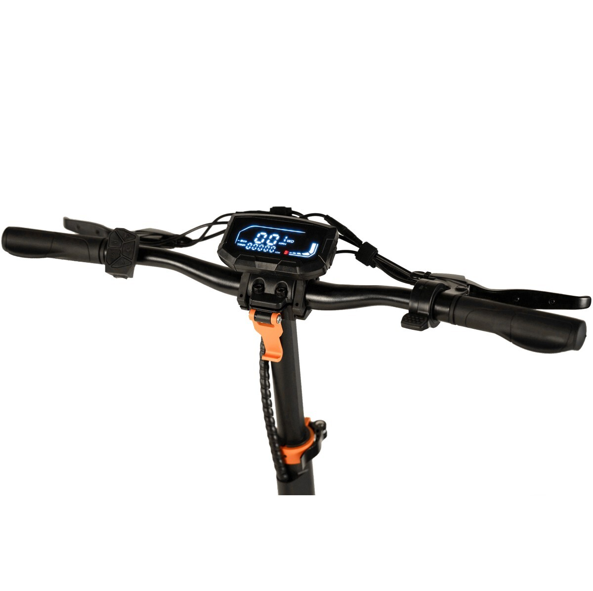 Zbliżenie kierownicy hulajnogi elektrycznej. Cyfrowy wyświetlacz pokazuje '00'. Czarne kierownice, pomarańczowe akcenty i czarny wspornik są widoczne.