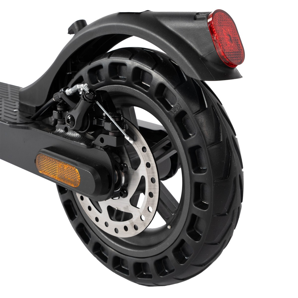 Zbliżenie tylnego koła czarnej hulajnogi elektrycznej. Widoczne są opona, hamulec tarczowy, błotnik i odblask. Tło jest białe.