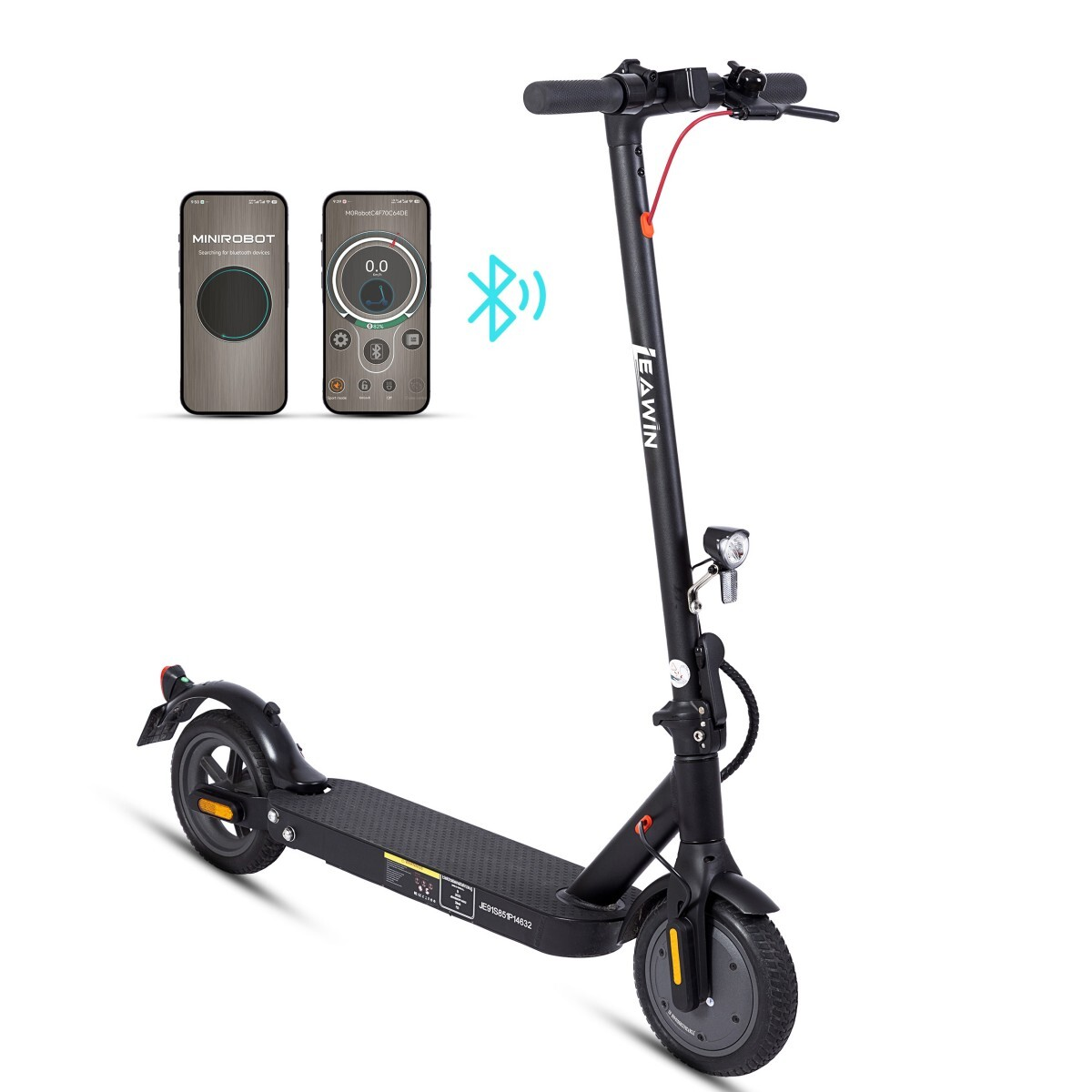 Czarny skuter elektryczny ze smartfonem pokazującym ekrany aplikacji. Symbol Bluetooth. Białe tło.