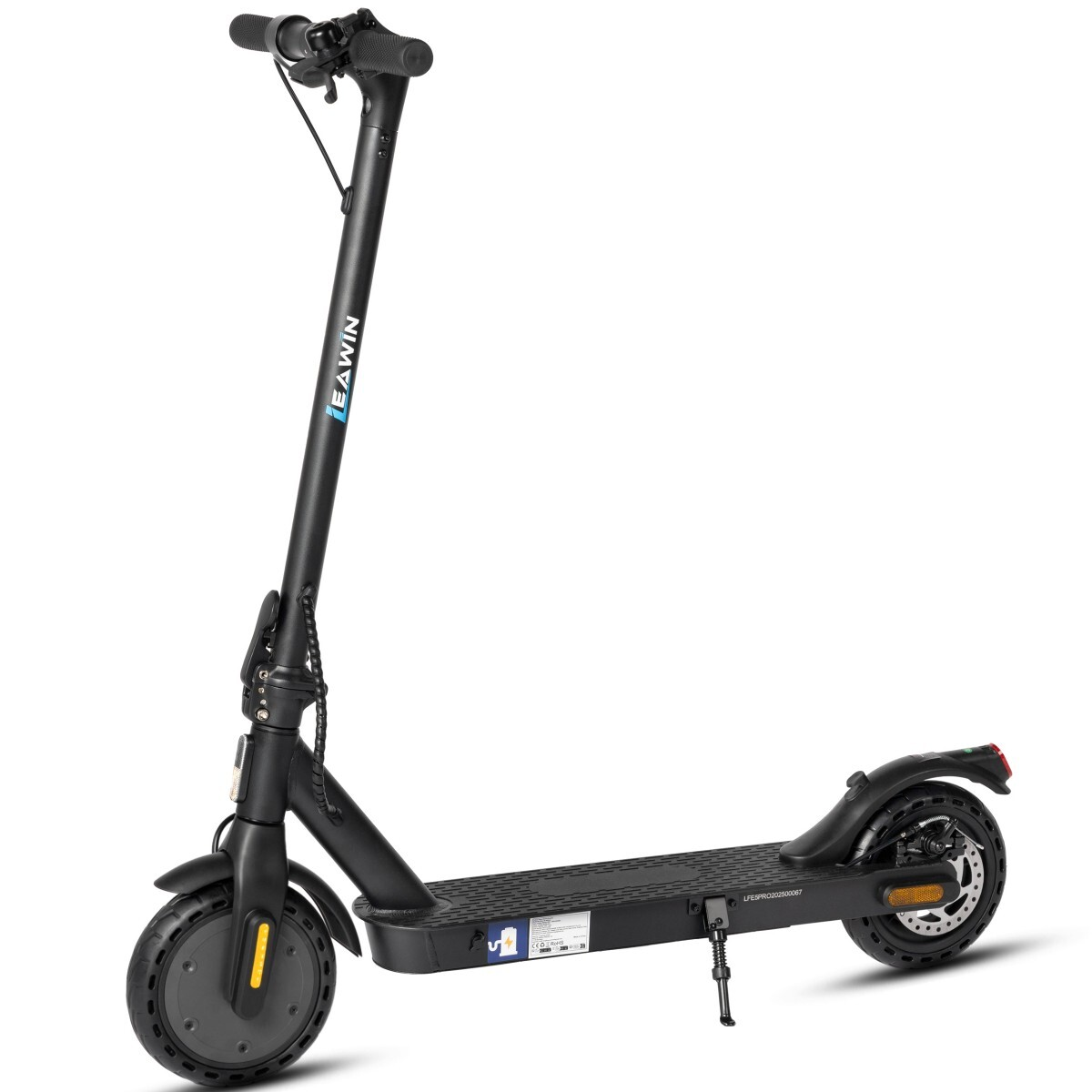 Czarna hulajnoga elektryczna o eleganckim designie. Posiada kierownicę, platformę i dwa koła. Widoczna jest nazwa marki.