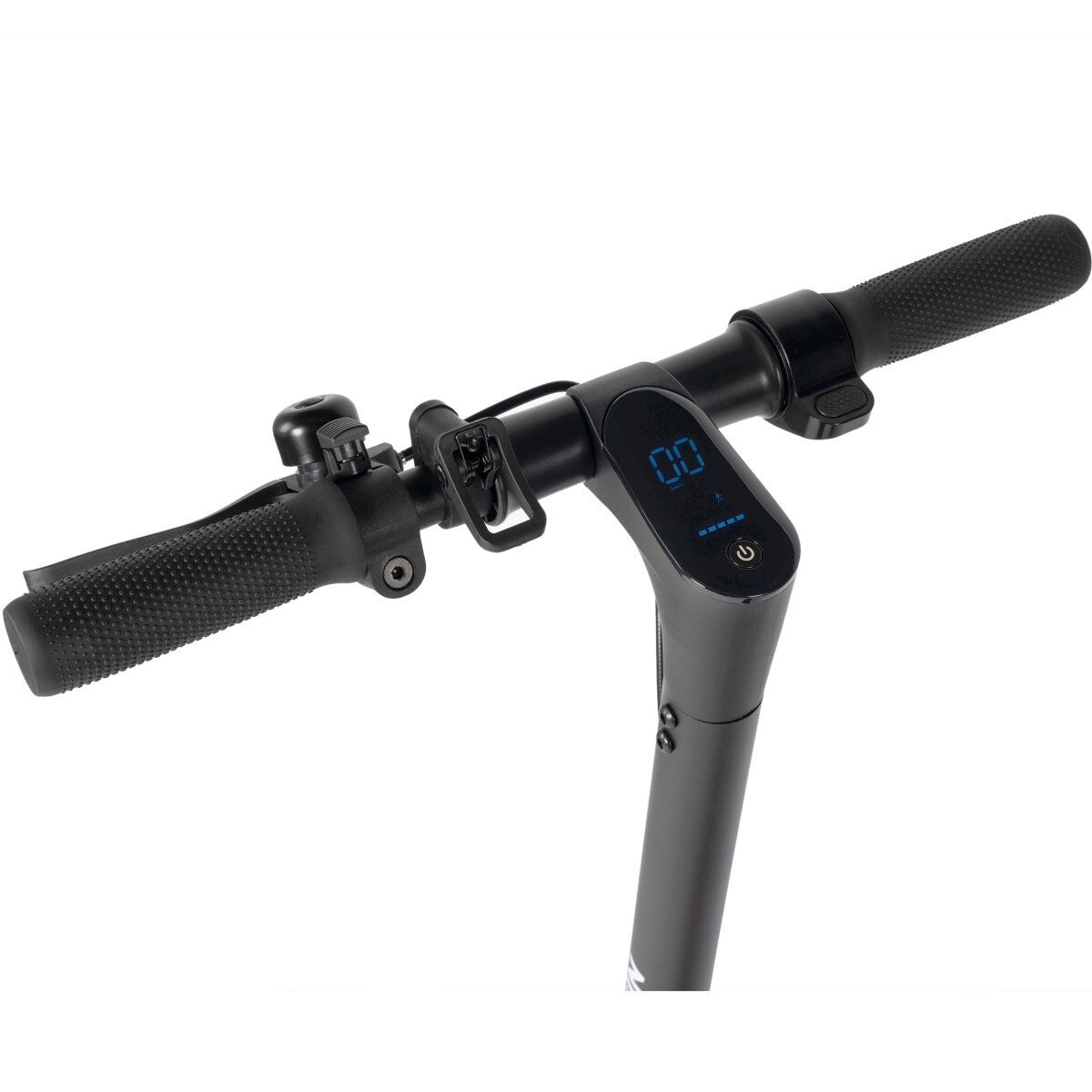 Szczegół czarnej kierownicy hulajnogi elektrycznej. Obejmuje uchwyty, dzwonek, wyświetlacz '00' i elementy sterujące. Izolowane na białym tle.