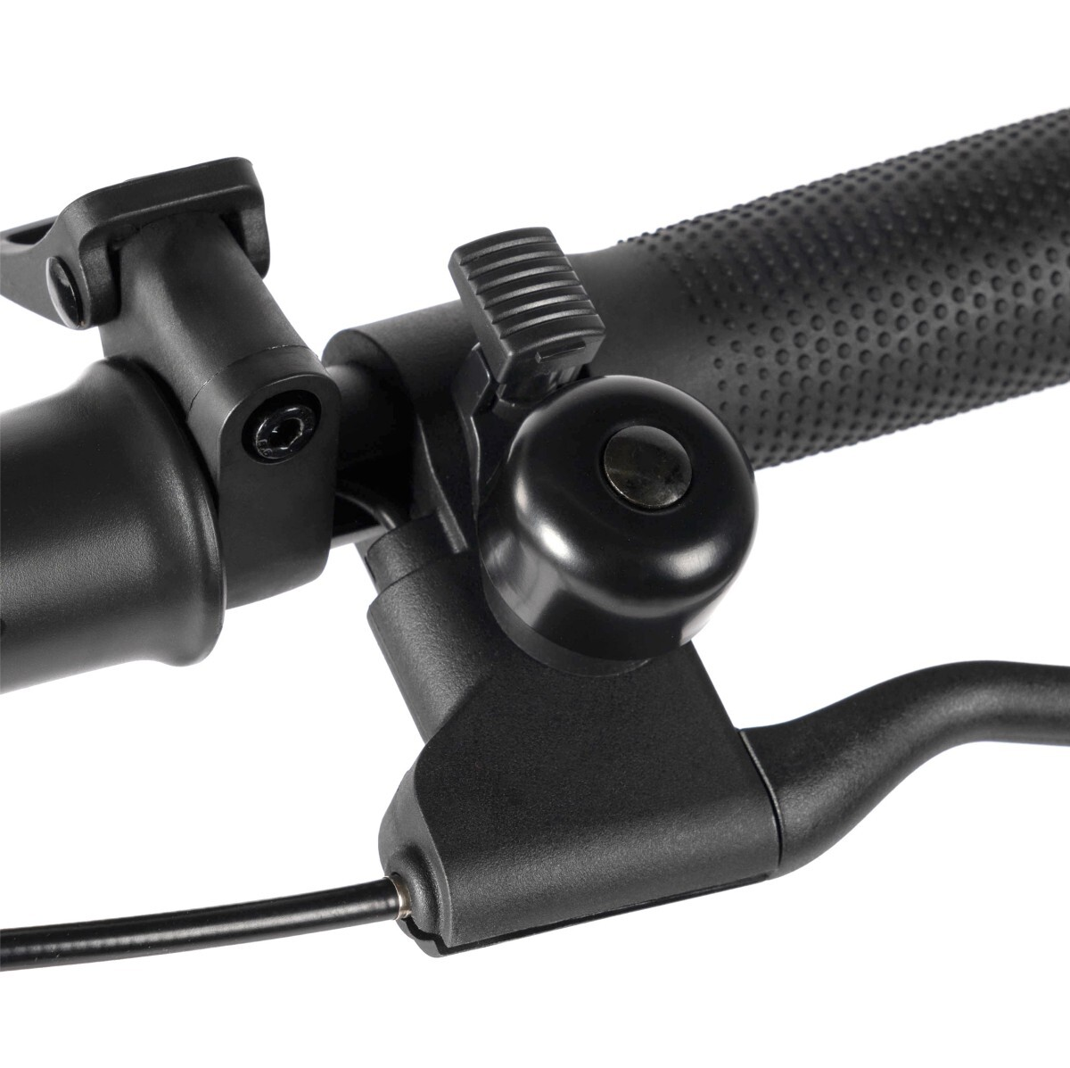 Zbliżenie czarnej kierownicy roweru z dzwonkiem, dźwignią hamulca i teksturowanym uchwytem na białym tle.