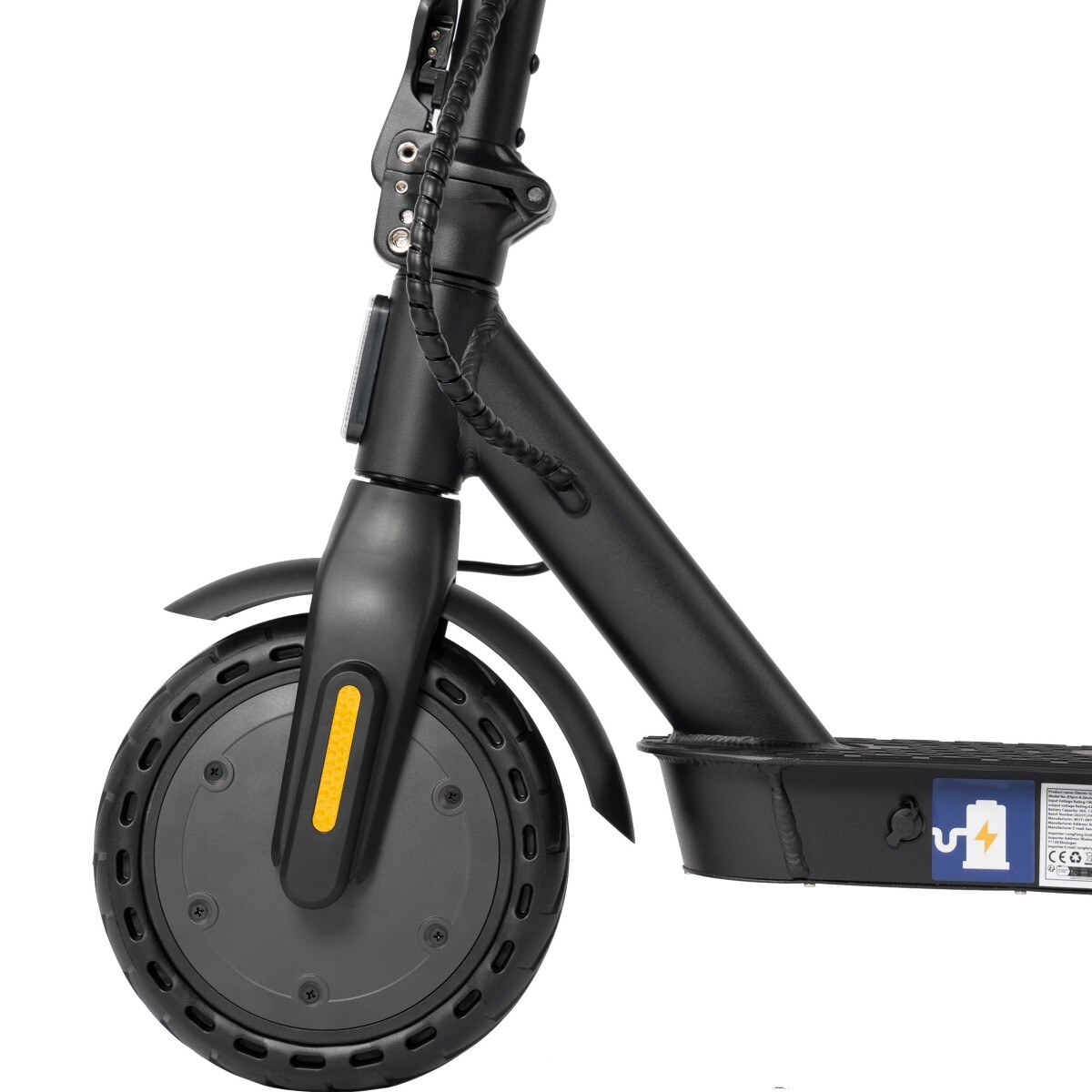 Zbliżenie przedniego koła i ramy czarnej hulajnogi elektrycznej. Koło jest ciemnoszare z żółtym odblaskiem.