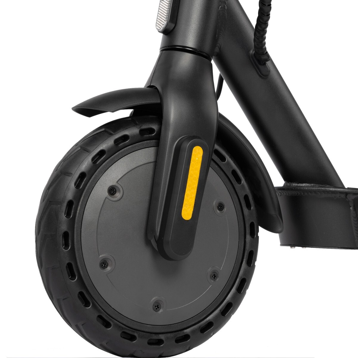 Zbliżenie na czarne koło hulajnogi elektrycznej. Opona jest czarna, a koło ma szary środek z żółtym odblaskiem.