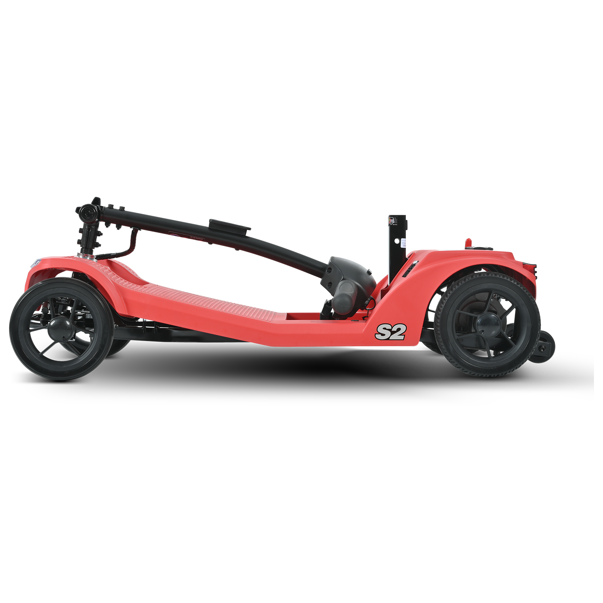 Czerwony skuter inwalidzki z czarnymi kołami i ramą na białym tle. To widok z boku.