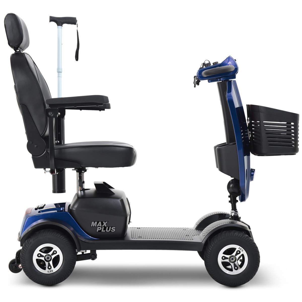 Niebiesko-czarny skuter inwalidzki z siedzeniem, koszem i uchwytem na laskę. Ma cztery koła i markę "MAX PLUS".