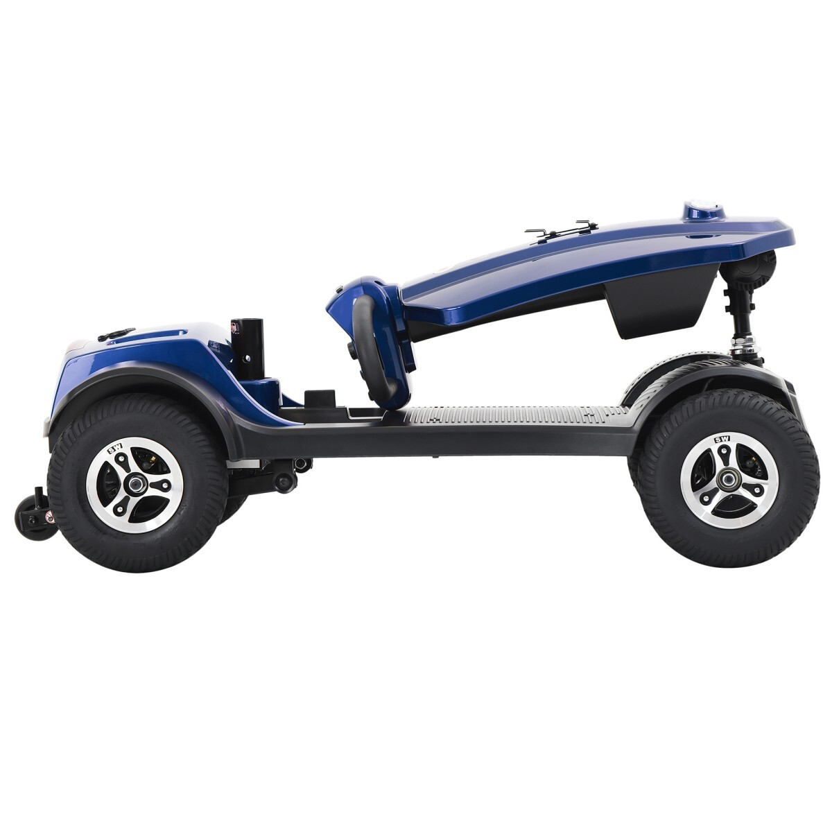 Pokazano niebieski skuter inwalidzki. Ma cztery koła, siedzenie i kierownicę. Skuter stoi na białym tle.