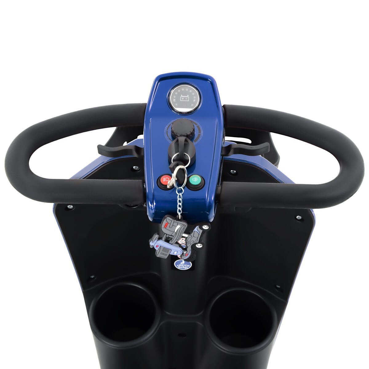 Zbliżenie panelu sterowania niebieskiego skutera inwalidzkiego. Czarne kierownice, kluczyk w stacyjce i breloki wiszące poniżej.