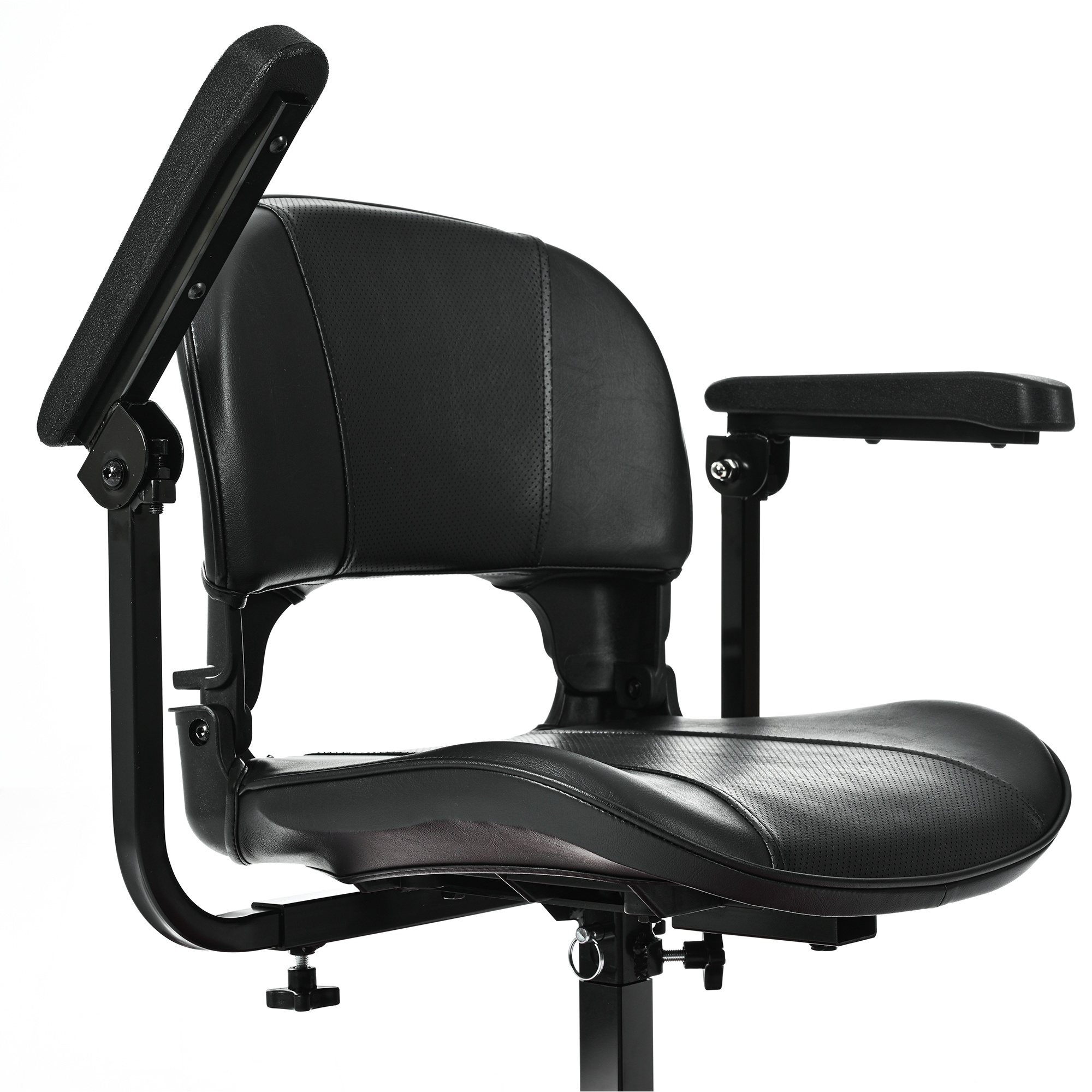 Czarne siedzenie do skutera inwalidzkiego z podłokietnikami. Posiada wyściełane siedzisko i oparcie z perforowanymi detalami. Izolowane na biało.