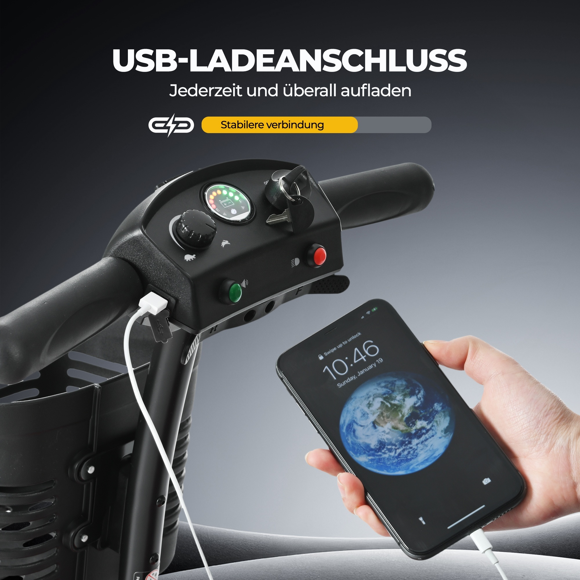 Telefon ładuje się z portu USB skutera. Telefon wyświetla godzinę i mapę świata.